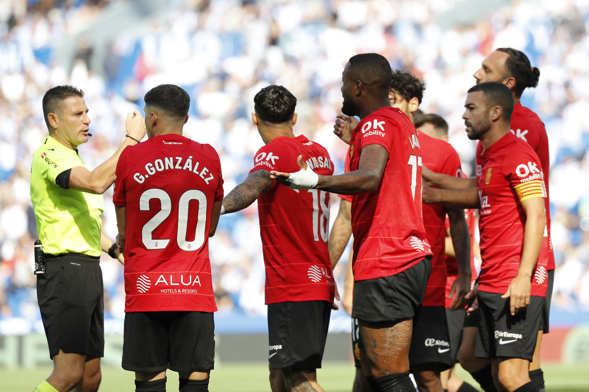 Los jugadores del Real Mallorca protestan una decisión del árbitro Jorge Figueroa Vázquez (i), durante un partido de la jornada de Liga de Primera División. EFE/Juan Herrero