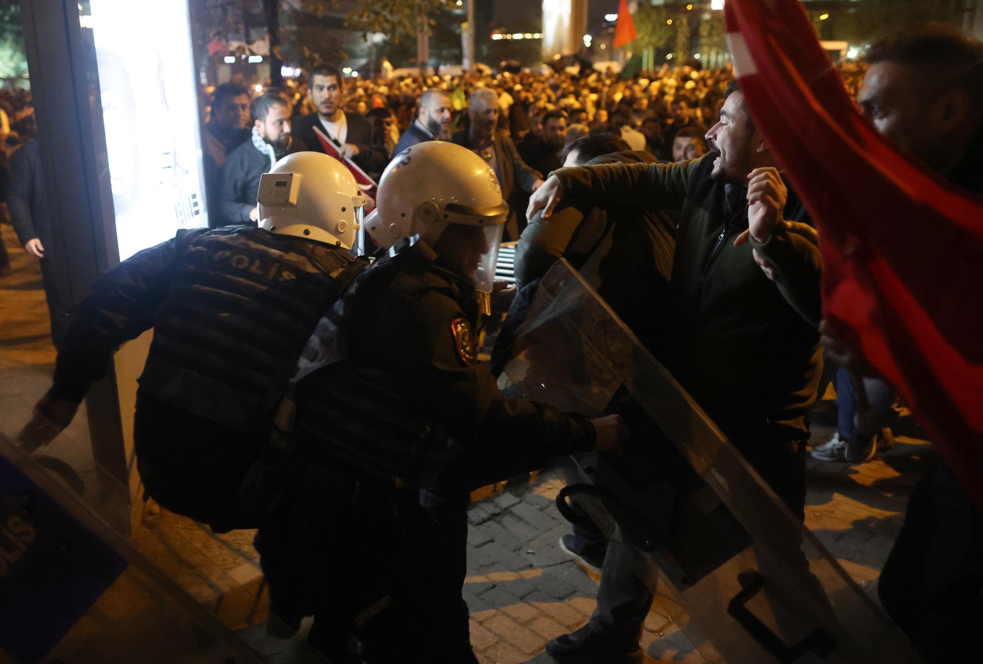 Police block protesters trying to get inside the Israeli Consulate during a rally against an Israeli strike on a hospital in Gaza, in Istanbul, Turkey 17 October 2023 (issued 18 October 2023). EFE/EPA/TOLGA BOZOGLU
