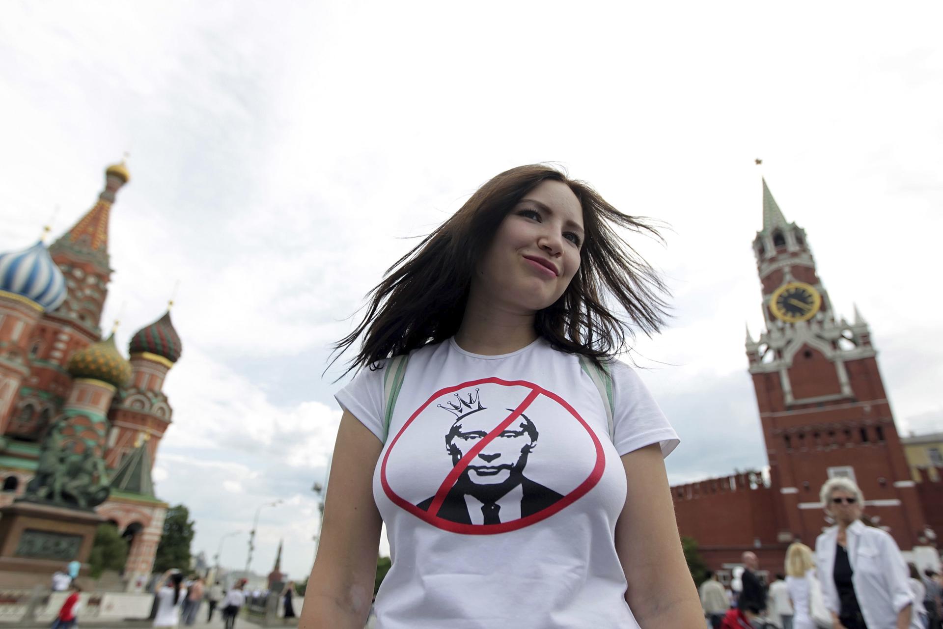 Una manifestante con una camiseta contra el presidente ruso, Vladimir Putin, en una protesta organizada por grupos de la oposición en la plaza Roja de Moscú (Rusia). EFE/M.Shipenkov/Archivo