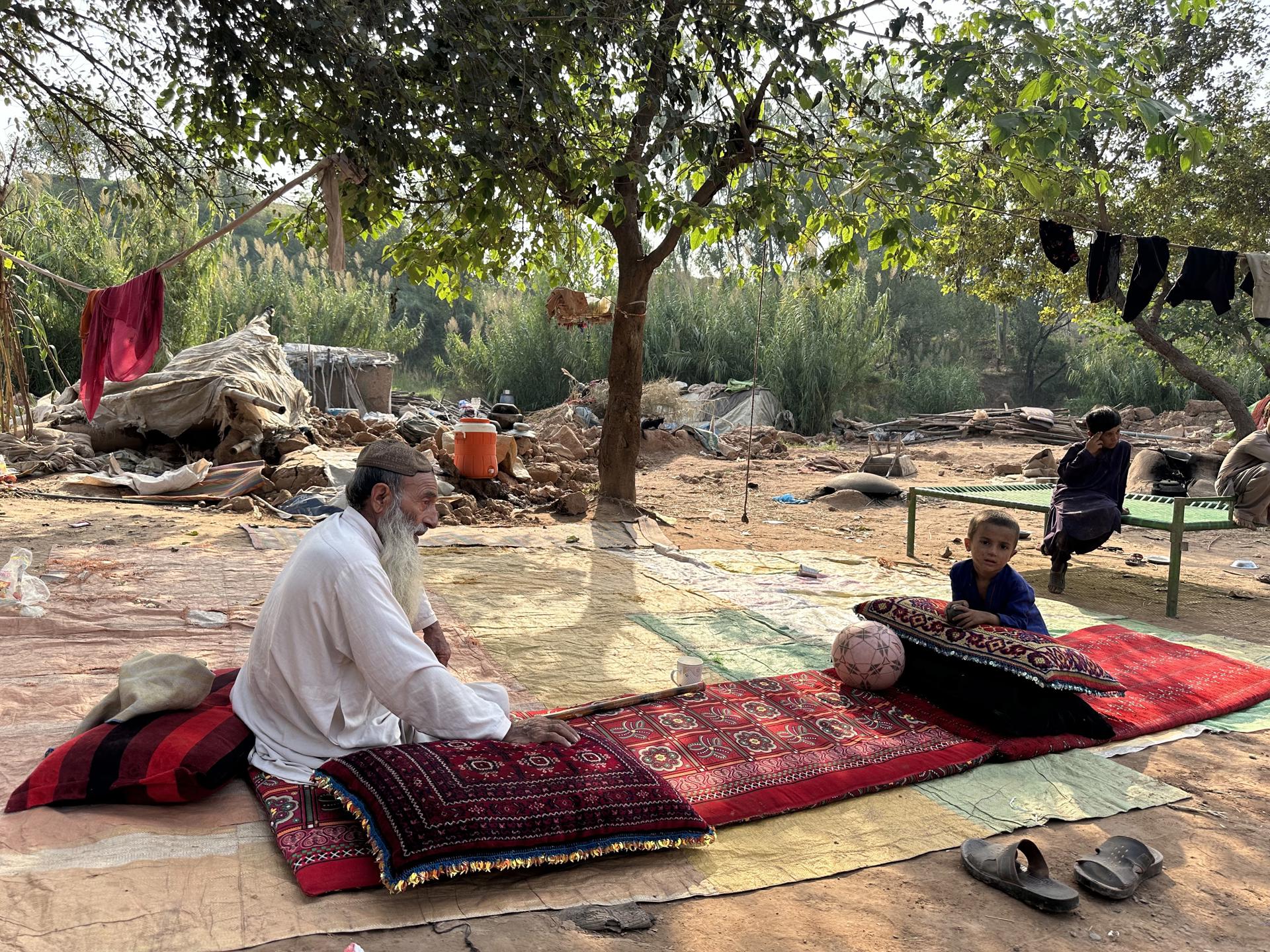 Afghan refugees sit at the site after Pakistani authorities demolished an Afghan refugees camp on the outskirts of Islamabad, Pakistan, 07 October 2023. EFE-EPA/SOHAIL SHAHZAD
