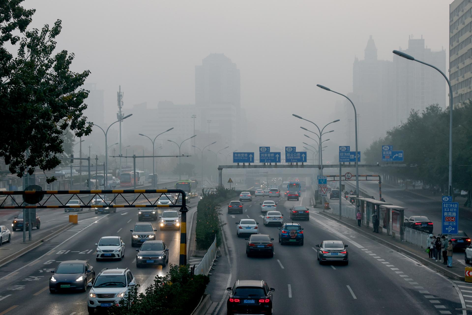 Vehículos transitan en medio de una intensa contaminación, en Pekín (China), este 30 de octubre de 2023. EFE/EPA/Mark R. Cristino