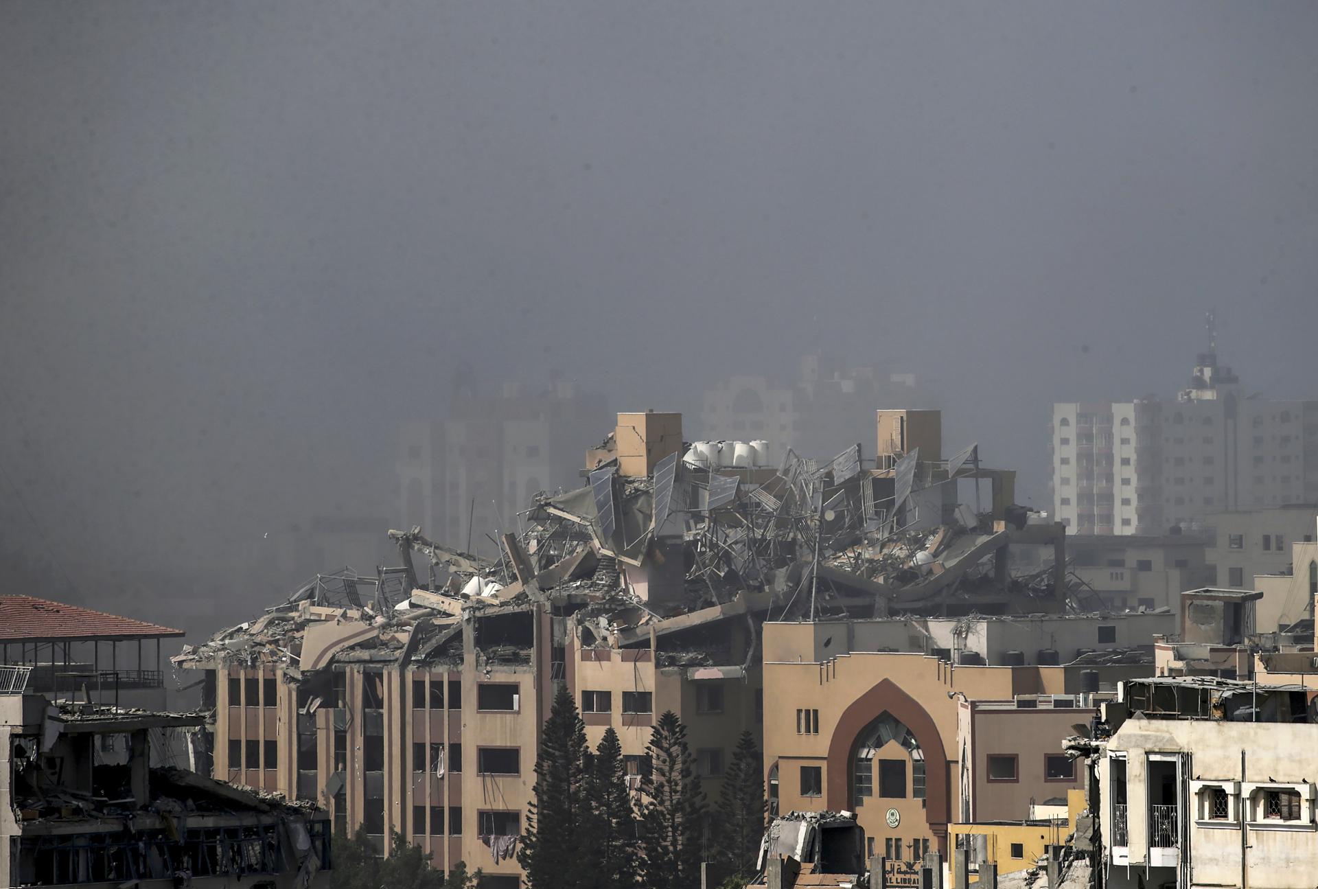 Destroyed buildings in Al Remal neighbourhood after Israeli airstrikes on Gaza City, 22 October 2023. EFE-EPA/MOHAMMED SABER
