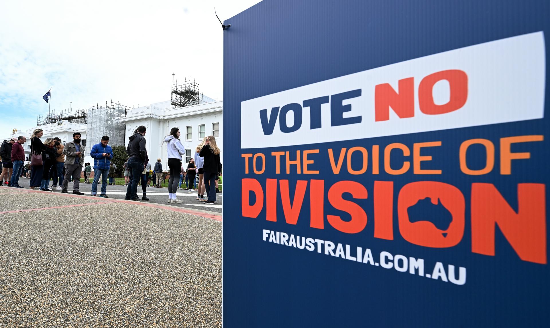 People queue to cast their votes outside the voting centre at Old Parliament House in Canberra, Australia, 14 October 2023. EFE/EPA/LUKAS COCH AUSTRALIA AND NEW ZEALAND OUT