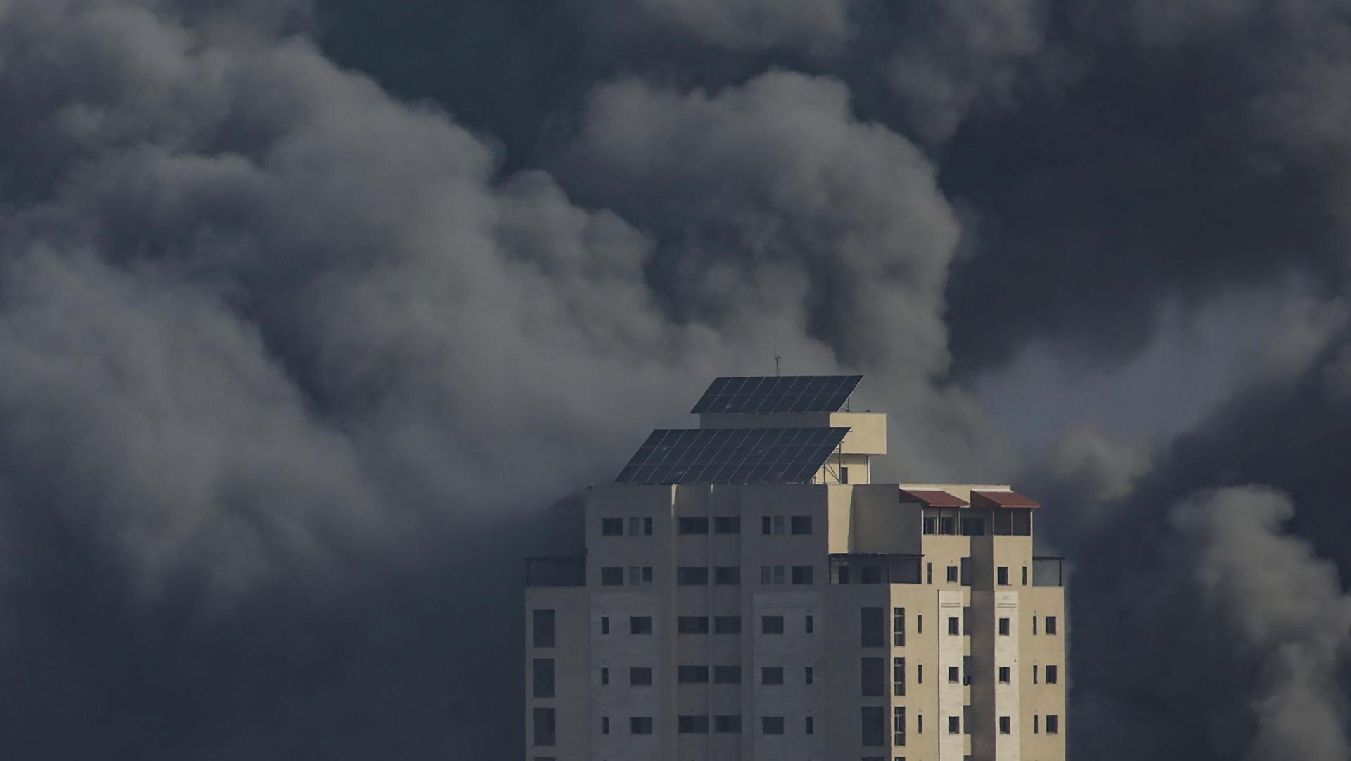 Smoke rises after Israeli airstrikes on Gaza City, 22 October 2023. EFE-EPA/MOHAMMED SABER
