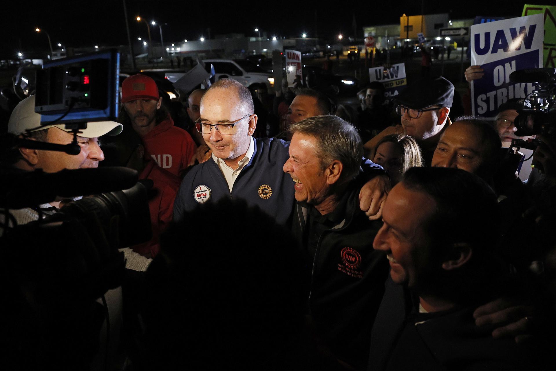 File photo of United Auto Workers (UAW) President Shawn Fain (C-L) with members of the UAW during a strike outside of the Ford Michigan Assembly Plant in Wayne, Michigan, USA, 15 September 2023. EFE/EPA/MIKE MULHOLLAND