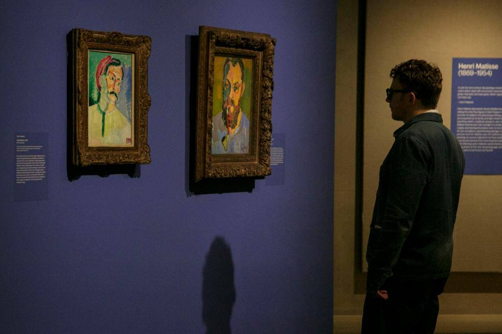 Una persona ve retratos de los artistas franceses Henri Matisse (R, por Derain) y Andre Derain (L, por Matisse) durante una vista previa de prensa de la exposición 'Vertigo of Color: Matisse, Derain y los orígenes del fauvismo' en el Museo Metropolitano de Arte de Nueva York, Nueva York, EE. UU. EFE/EPA/SARAH YENESEL
