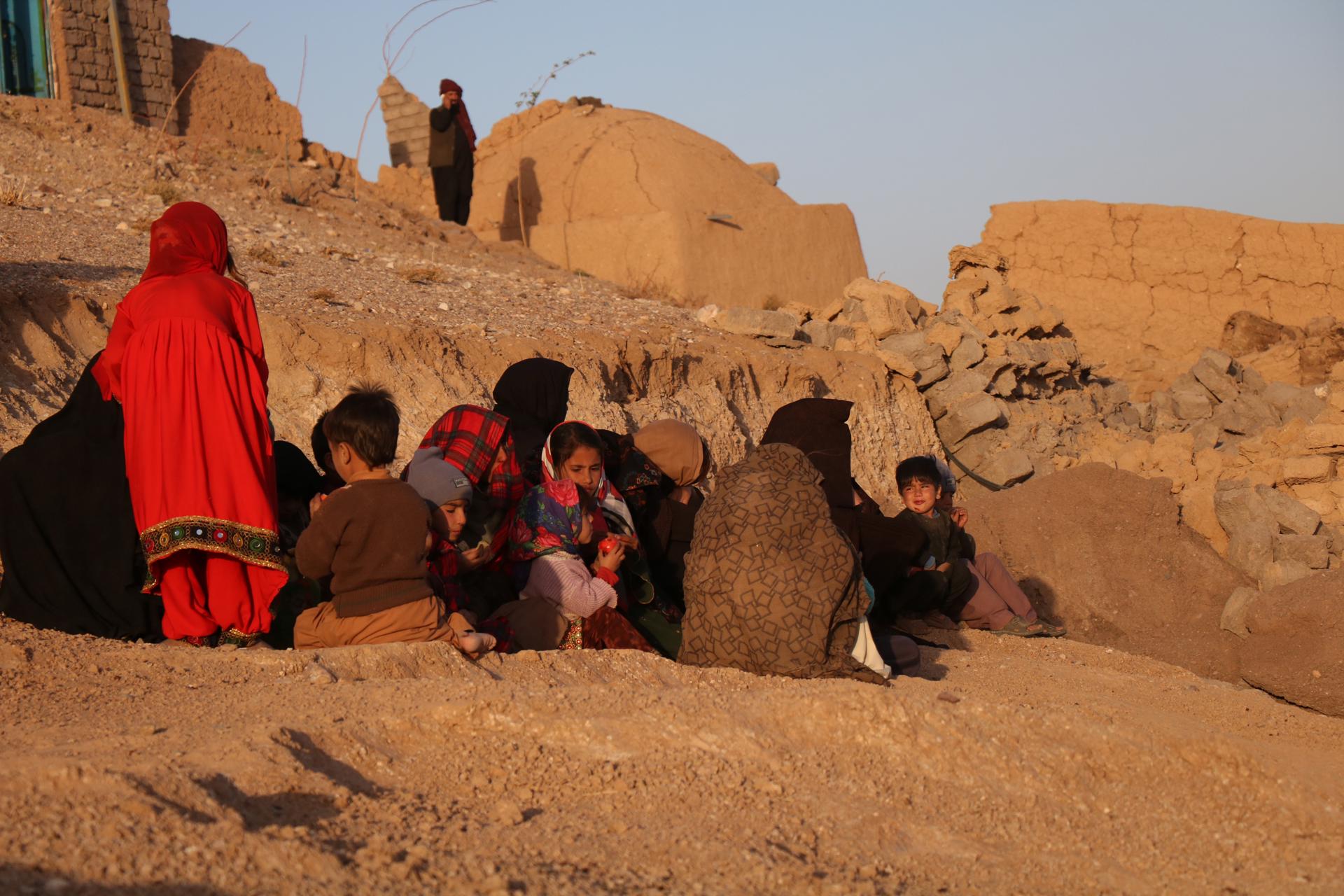 People affected by an earthquake wait for relief in Herat, Afghanistan, 07 October 2023. EFE/EPA/STRINGER
