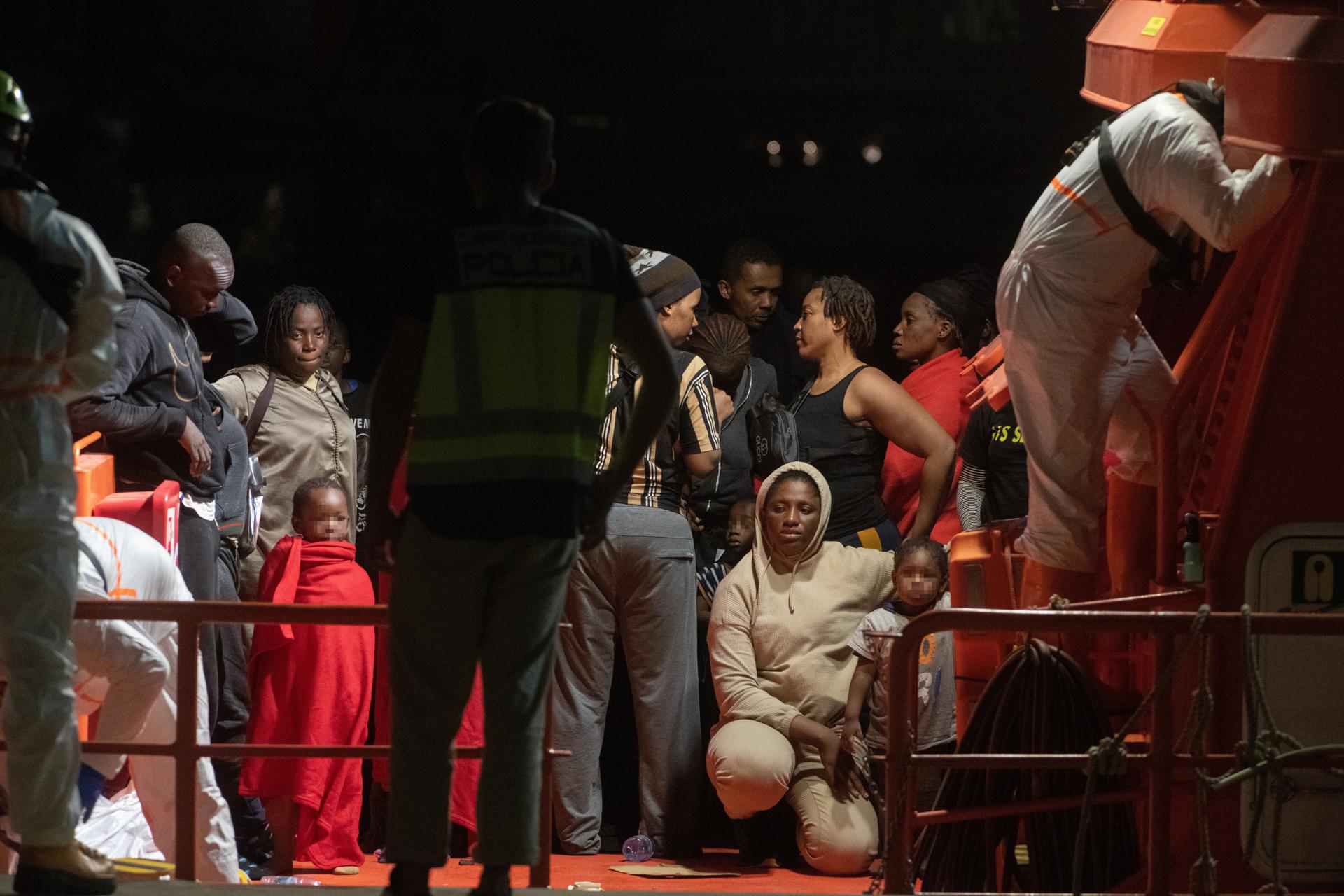 La Guardamar Calíope, de Salvamento Marítimo, ha rescatado este domingo por la noche a unos 60 inmigrantes de origen subsahariano, entre ellos varios niños y mujeres, que intentaban llegar a Fuerteventura en una lancha neumática. EFE/Carlos de Saá