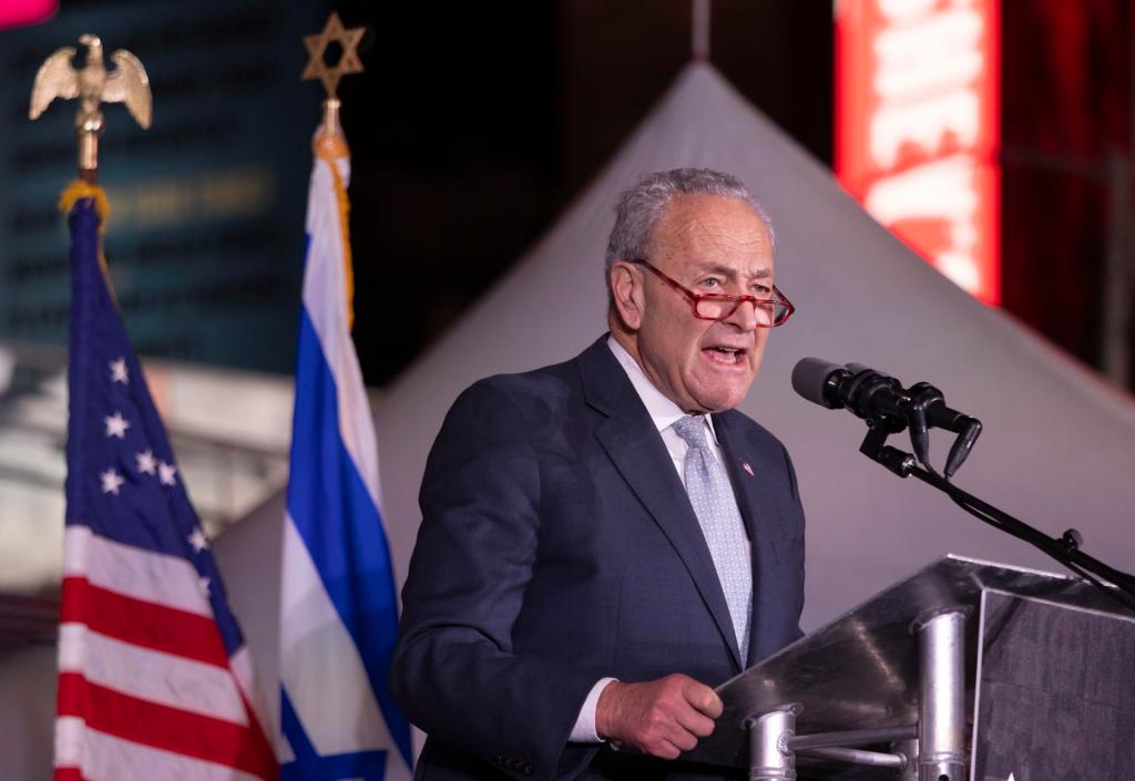 El senador Chuck Schumer, líder de la mayoría demócrata en el Senado, habla durante una manifestación en apoyo de Israel en Times Square, Nueva York (EE.UU.), este 19 de octubre de 2023. EFE/EPA/Justin Lane
