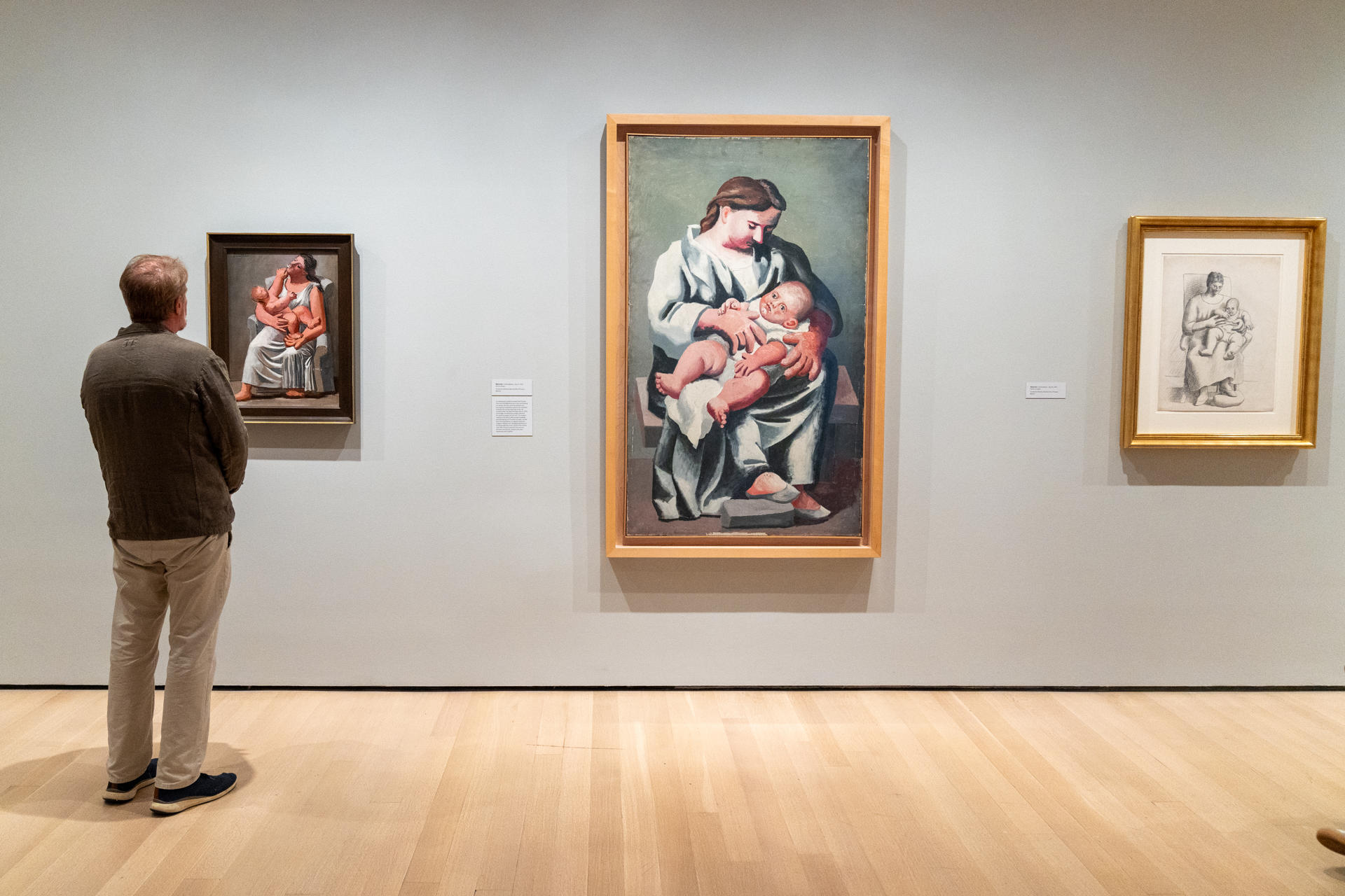 Visitantes observan obras expuestas en la muestra 'Picasso in Fontainebleau' del artista Pablo Picasso, en el Museo de Arte Moderno de Nueva York (MoMA), en Nueva York (Estados Unidos). EFE/Ángel Colmenares