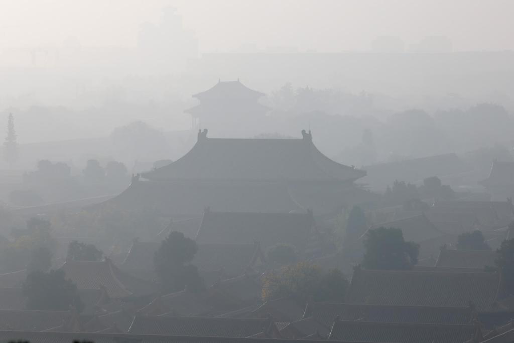 Vista de la Ciudad Prohibida en medio de una intensa contaminación, en Pekín (China), este 30 de octubre de 2023. EFE/EPA/Mark R. Cristino
