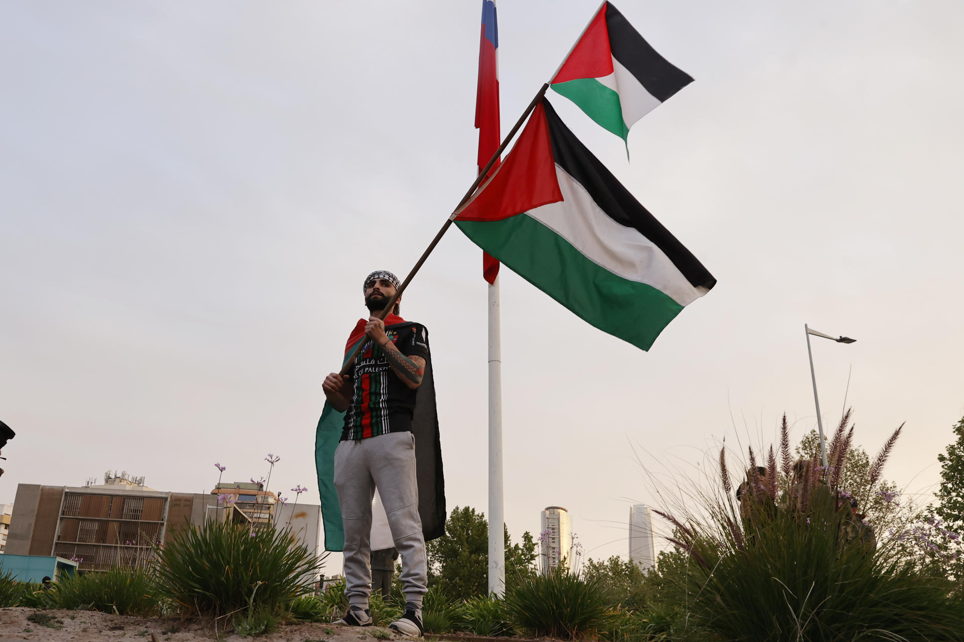 Palestinos radicados en Chile se manifiestan frente a la sede de la ONU, el 10 de octubre de 2023 en Santiago (Chile). EFE/ Elvis González