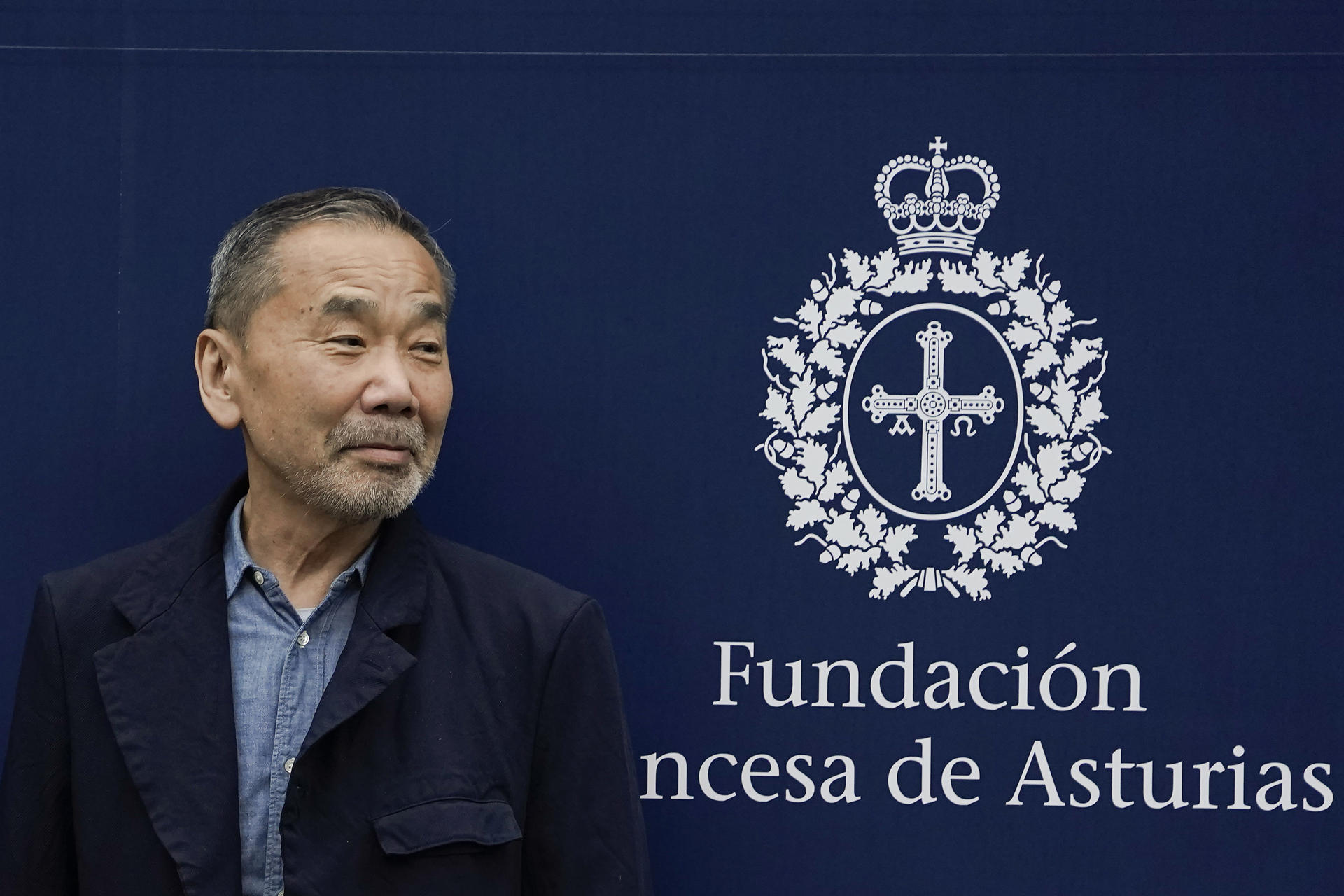 El escritor japonés Haruki Murakami, distinguido con el galardón de las Letras, llega este lunes a Oviedo para recibir el próximo viernes el Premio Princesa de Asturias. EFE/Paco Paredes