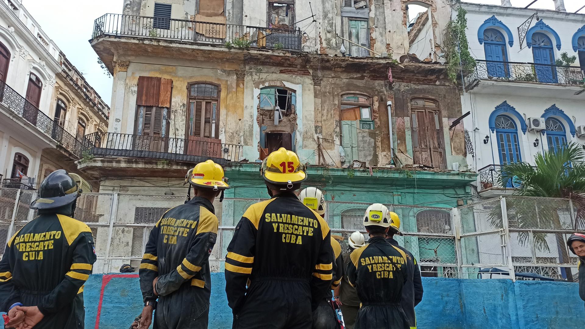 Rescuers work after the collapse of a building in Havana, Cuba, 04 October 2023. EFE/ Ernesto Mastrascusa