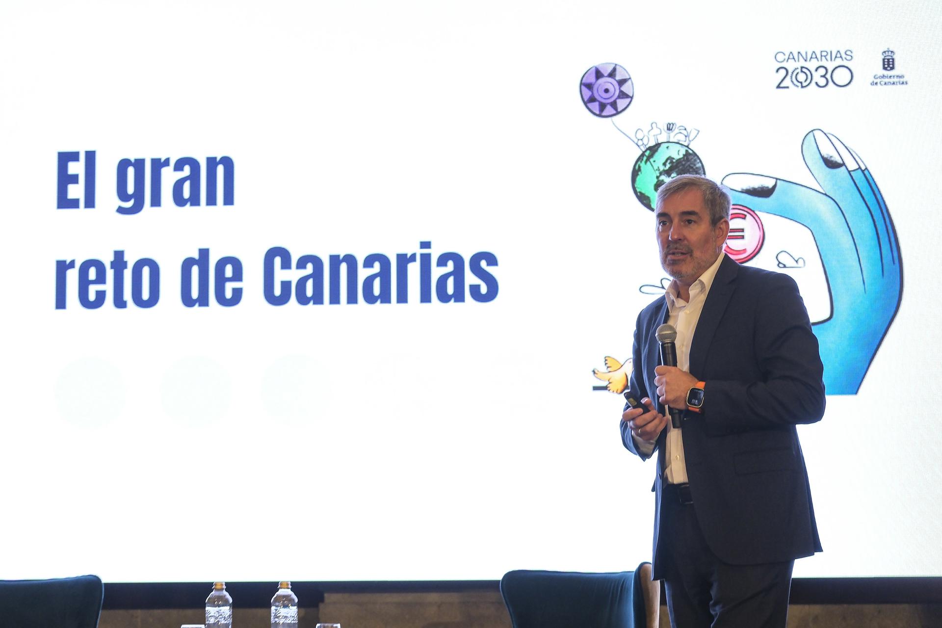 El presidente de Canarias, Fernando Clavijo, participó este lunes en un encuentro organizado por los diarios "La Provincia" y "El Día". EFE/Ángel Medina G.