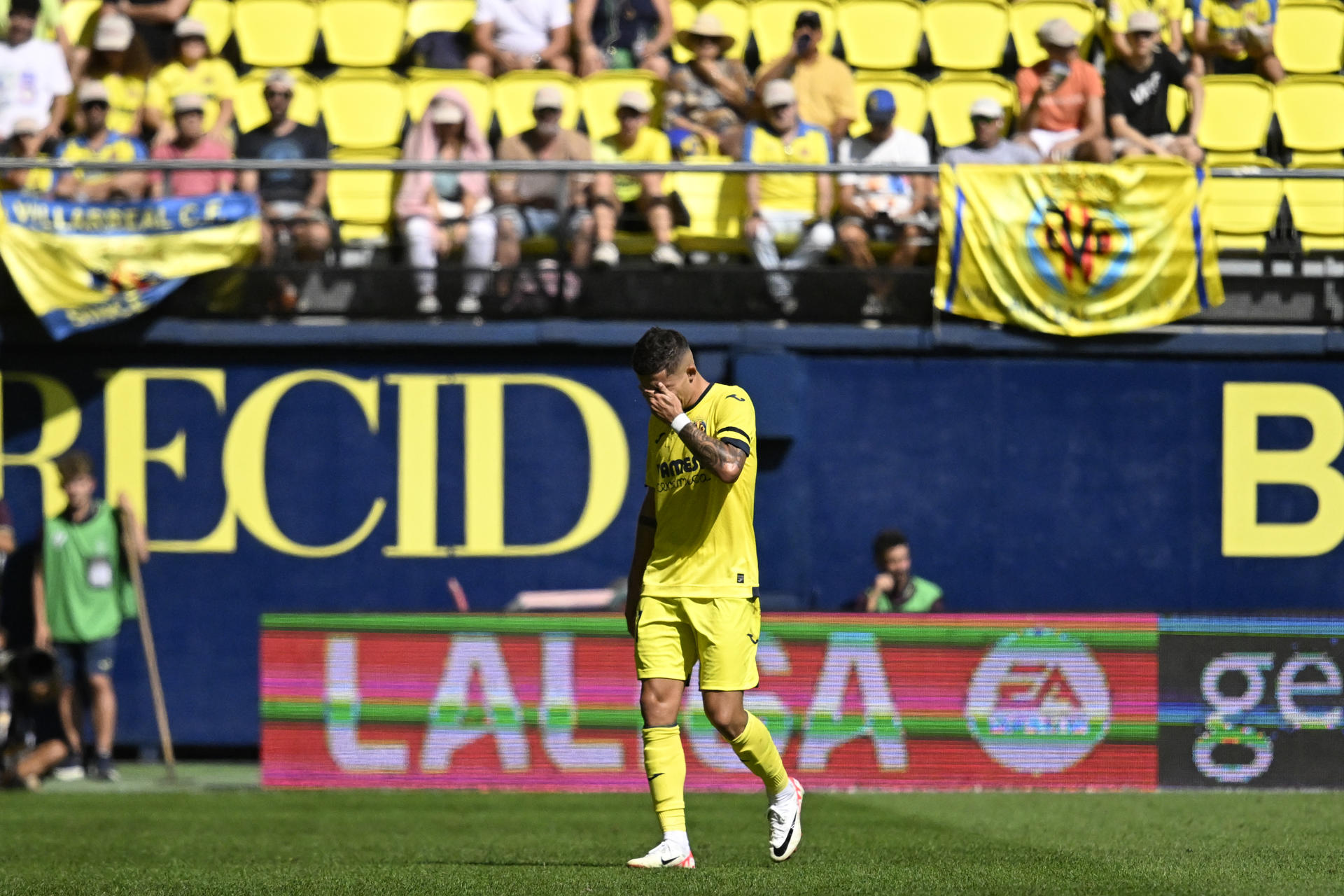 El centrocampista del Villarreal Jeremy Pino sale del campo durante el partido correspondiente a la jornada 9 de LaLiga disputado entre Villarreal y UD Las Palmas en el estadio de La Cerámica. EFE/Andreu Esteban