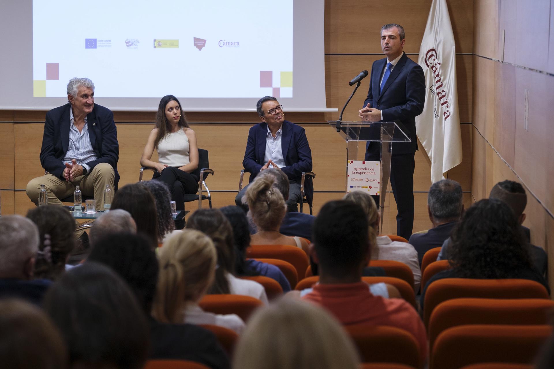 El vicepresidente del Gobierno de Canarias, Manuel Domínguez (d), ha clausurado este martes el encuentro "Aprender de la experiencia". EFE/Ángel Medina G.