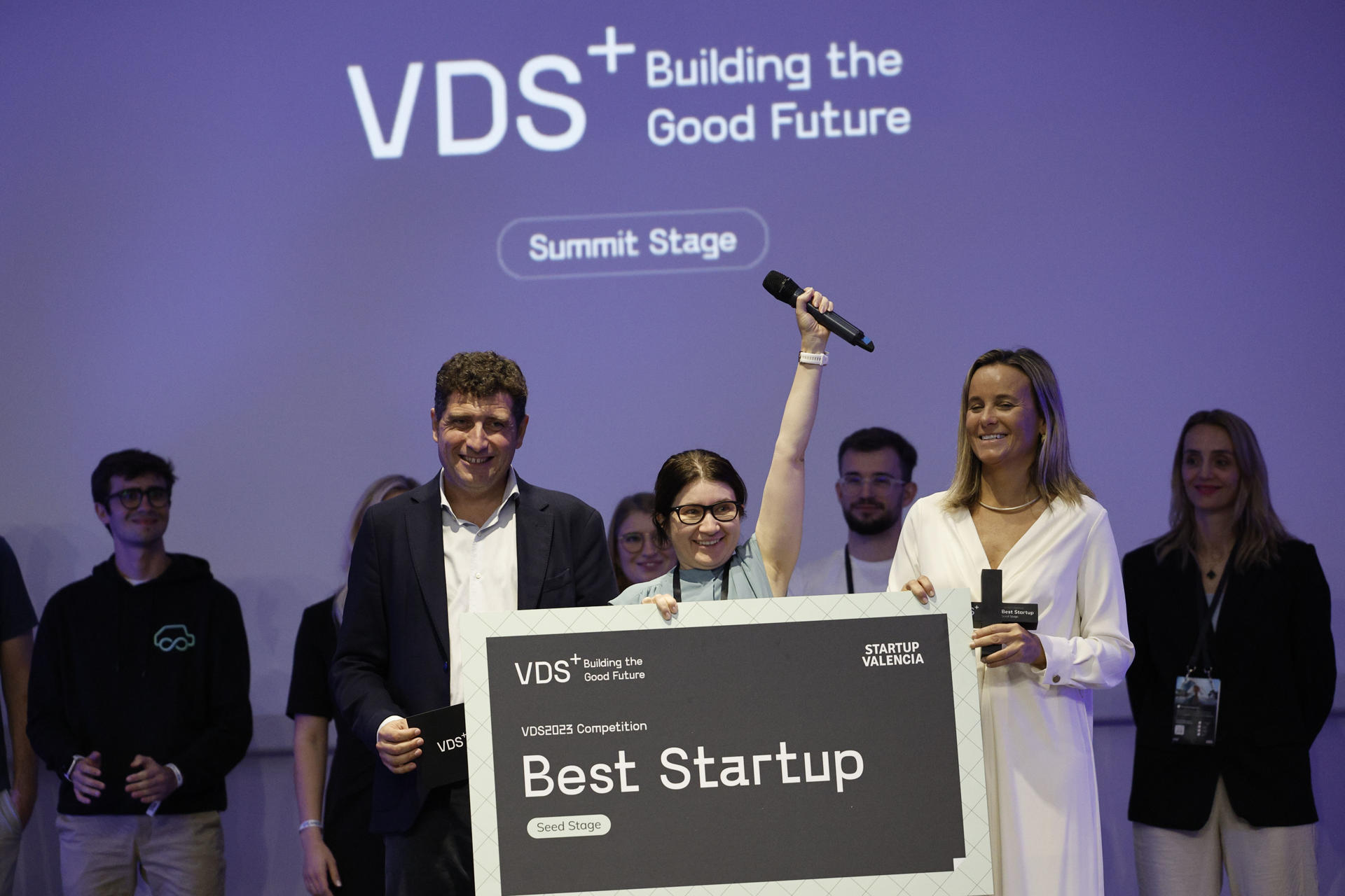 La directora ejecutiva de Ender Turing, Olena Losifova (c) recoje el premio como empresa innovadora de la competición internacional del Valencia Digital Summit 2023EFE/ Kai Forsterling