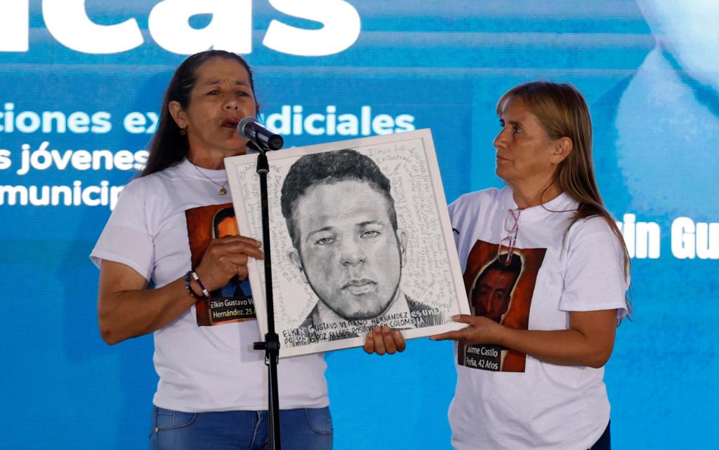 Flor Hernández (i), madre de Elkin Gustavo Verano, víctima de falso positivo, habla hoy durante un acto de excusas públicas por parte del Estado, en la Plaza de Bolívar en Bogotá (Colombia). EFE/Mauricio Dueñas Castañeda
