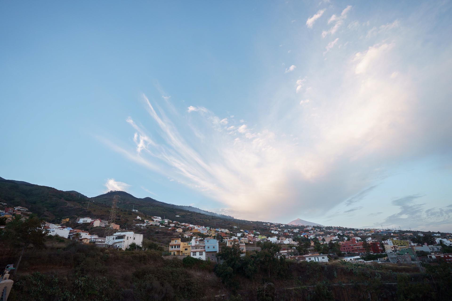 Highlands area of the municipality of Santa Úrsula (Tenerife) where a wildfire is active, 5 October 2023. EFE/Ramón de la Rocha