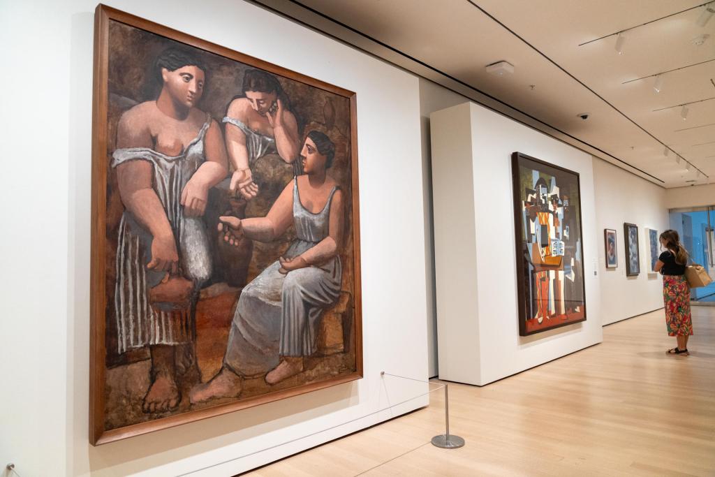 Visitantes observan obras expuestas en la muestra 'Picasso in Fontainebleau' del artista Pablo Picasso, en el Museo de Arte Moderno de Nueva York (MoMA), en Nueva York (Estados Unidos). EFE/Ángel Colmenares
