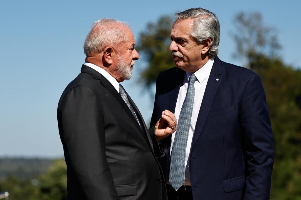 El presidente de Argentina, Alberto Fernández (d), habla con su homólogo de Brasil, Luiz Inácio Lula da Silva, en una fotografía de archivo. EFE/ Juan Ignacio Roncoroni

