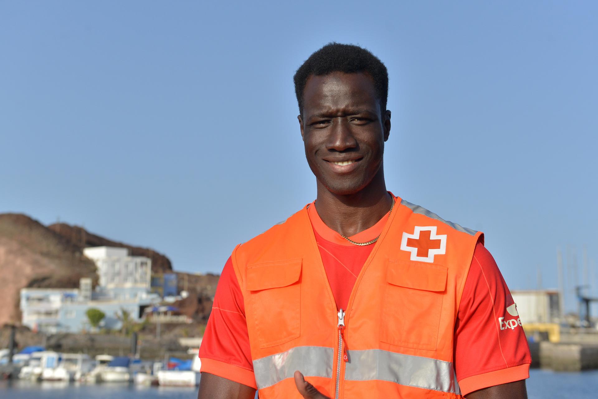 Tama Doucoure llegó a El Hierro en cayuco el día de Navidad de 2020 y, desde entonces, vive y trabaja en la isla, donde colabora además como voluntario de Cruz Roja. EFE/ Gelmert Finol