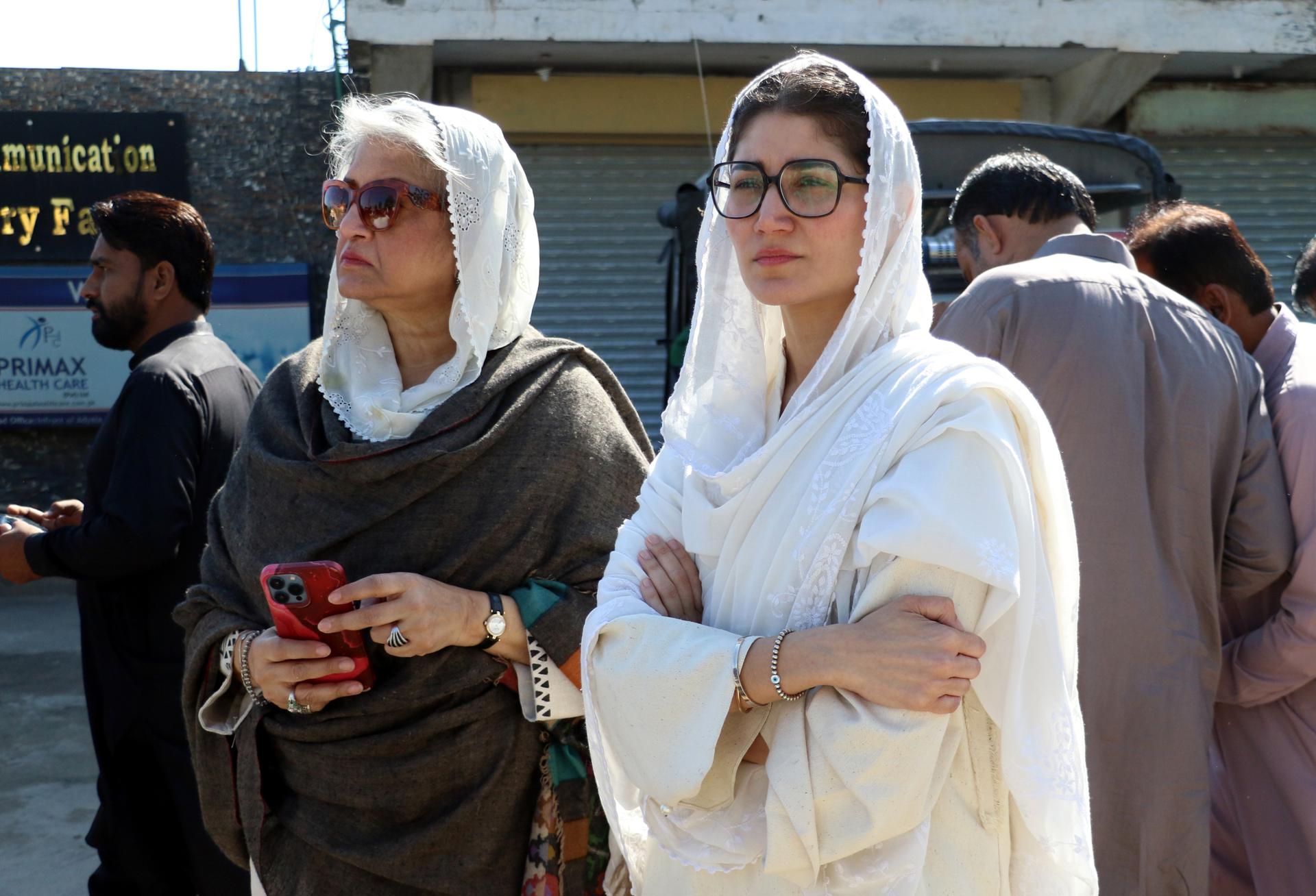 The wife and daughter of former foreign minister and vice chairman of Pakistan Tehrik-e-Insaf (PTI) party, Shah Mehmood Qureshi, wait outside the Adiyala Prison, where Qureshi is kept, in Rawalpindi, Pakistan, 23 October 2023. EFE-EPA/SOHAIL SHAHZAD