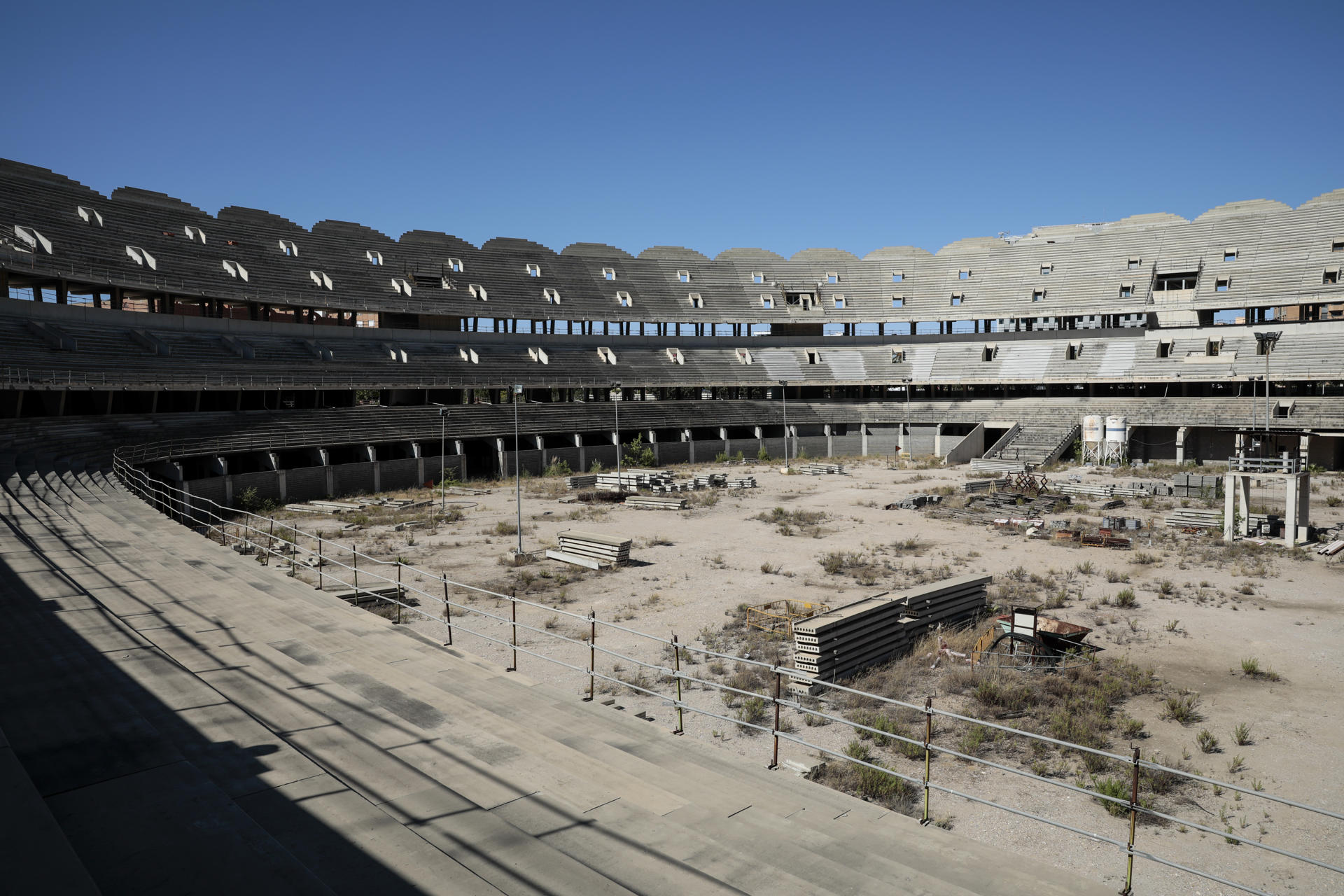Vista general de las instalaciones del futuro campo del Valencia C.F., cuyas obras dieron comienzo en 2007 y están paralizadas desde 2009. EFE/Archivo