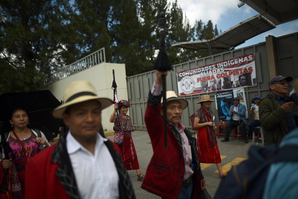 Indígenas guatemaltecos participan en una protesta frente a la sede del Ministerio Público hoy, en Ciudad de Guatemala (Guatemala). EFE/ Edwin Bercian
