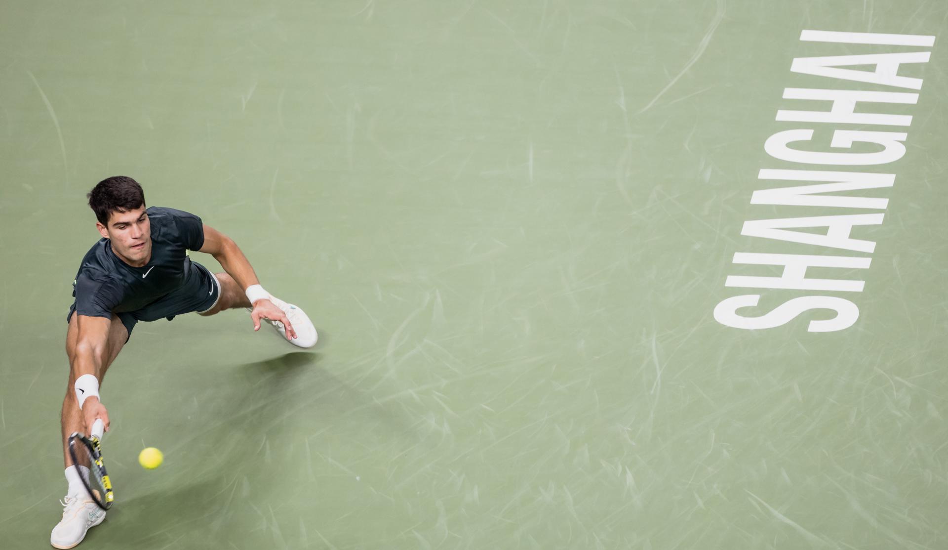 Shanghai (China), 11/10/2023.- Carlos Alcaraz of Spain in action during the match against Grigor Dimitrov of Bulgaria at the Shanghai Masters tennis tournament, Shanghai, China, 11 October 2023. (Tenis, España) EFE/EPA/ALEX PLAVEVSKI
