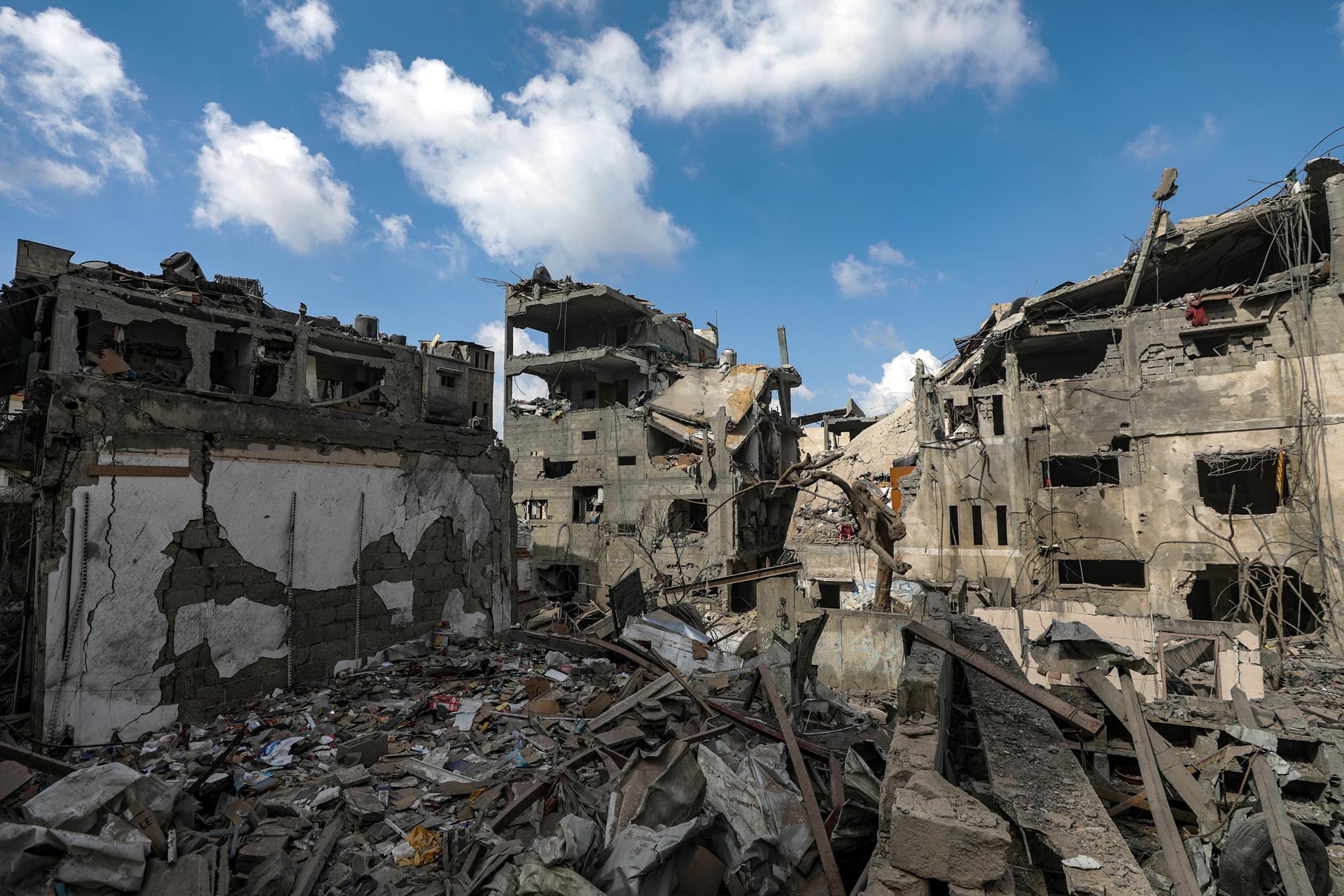 A view of destroyed houses following Israeli strikes in the east of Gaza City, 16 October 2023. EFE-EPA/MOHAMMED SABER