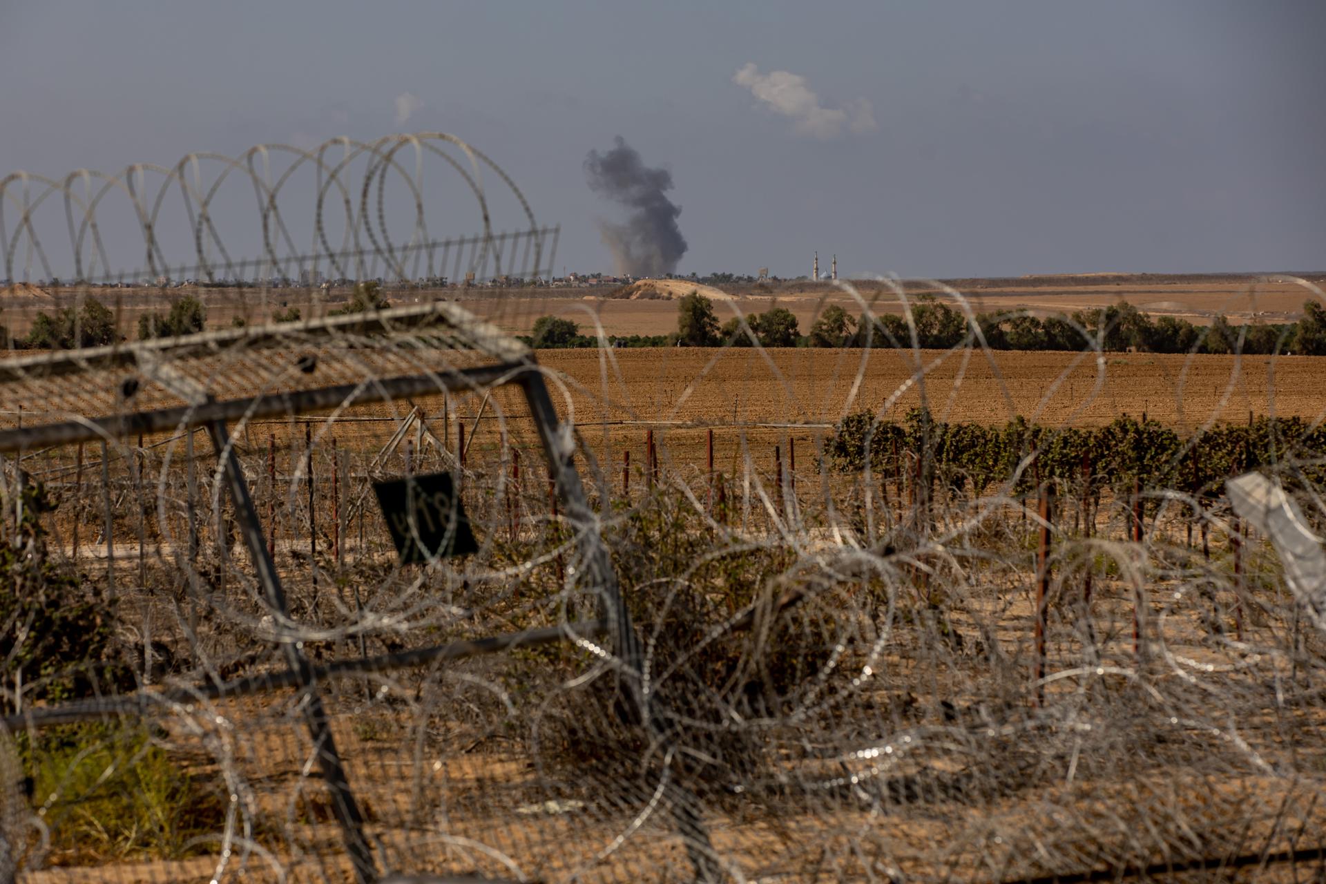 A photograph taken during an Israeli army media tour shows smoke rising on the horizon behind a destroyed gate following the Hamas attack on 07 October, in the kibbutz of Nir Oz, near the border with Gaza, Israel, 19 October 2023. EFE-EPA/MARTIN DIVISEK
