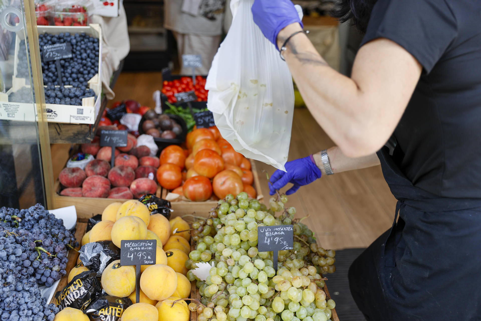 Fruta y verdura con sus precios en una frutería. EFE/Luis Tejido