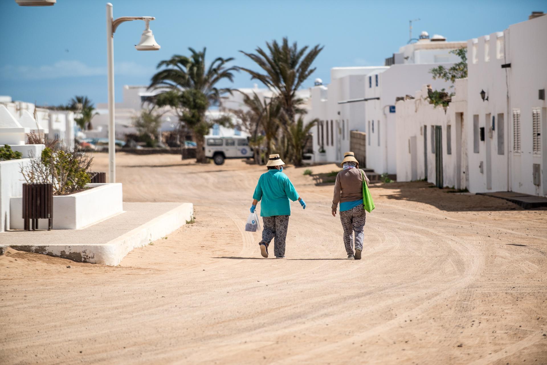 En la imagen, dos personas caminan por Caleta de Sebo. EFE/ Javier Fuentes