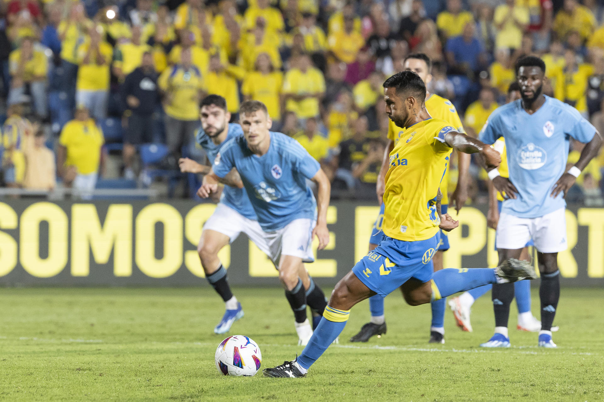 El delantero de Las Palmas Jonatan Viera (c) lanza el penalti para marcar el 1-1, durante el partido de LaLiga que UD Las Palmas y Celta de Vigo han disputado este lunes en el estadio de Gran Canaria. EFE/Quique Curbelo
