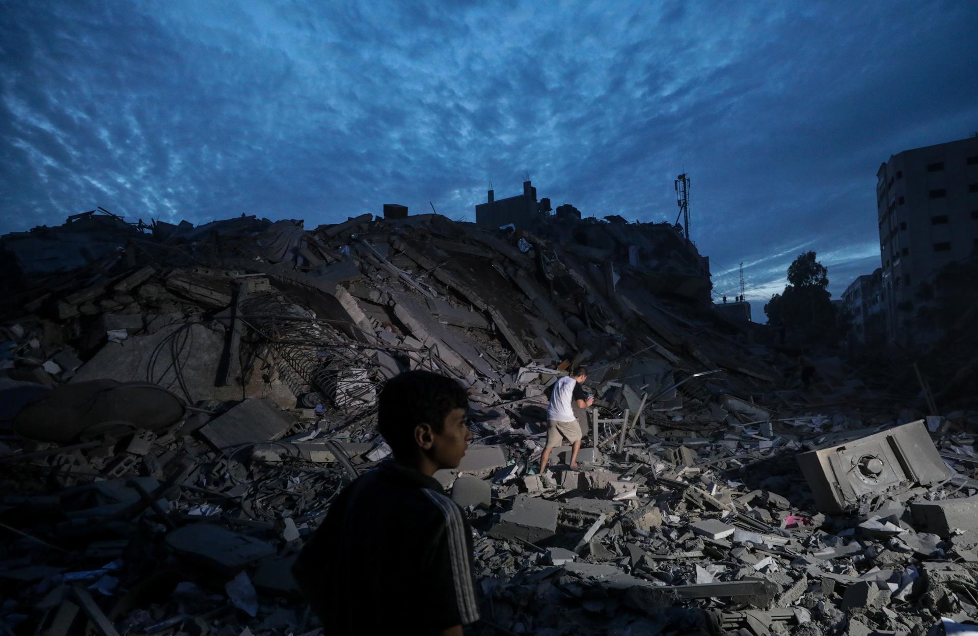 Palestinians inspect the destroyed surrounding of the Palestine Tower after Israeli warplanes targeted it in Gaza City, 07 October 2023. EFE/EPA/MOHAMMED SABER