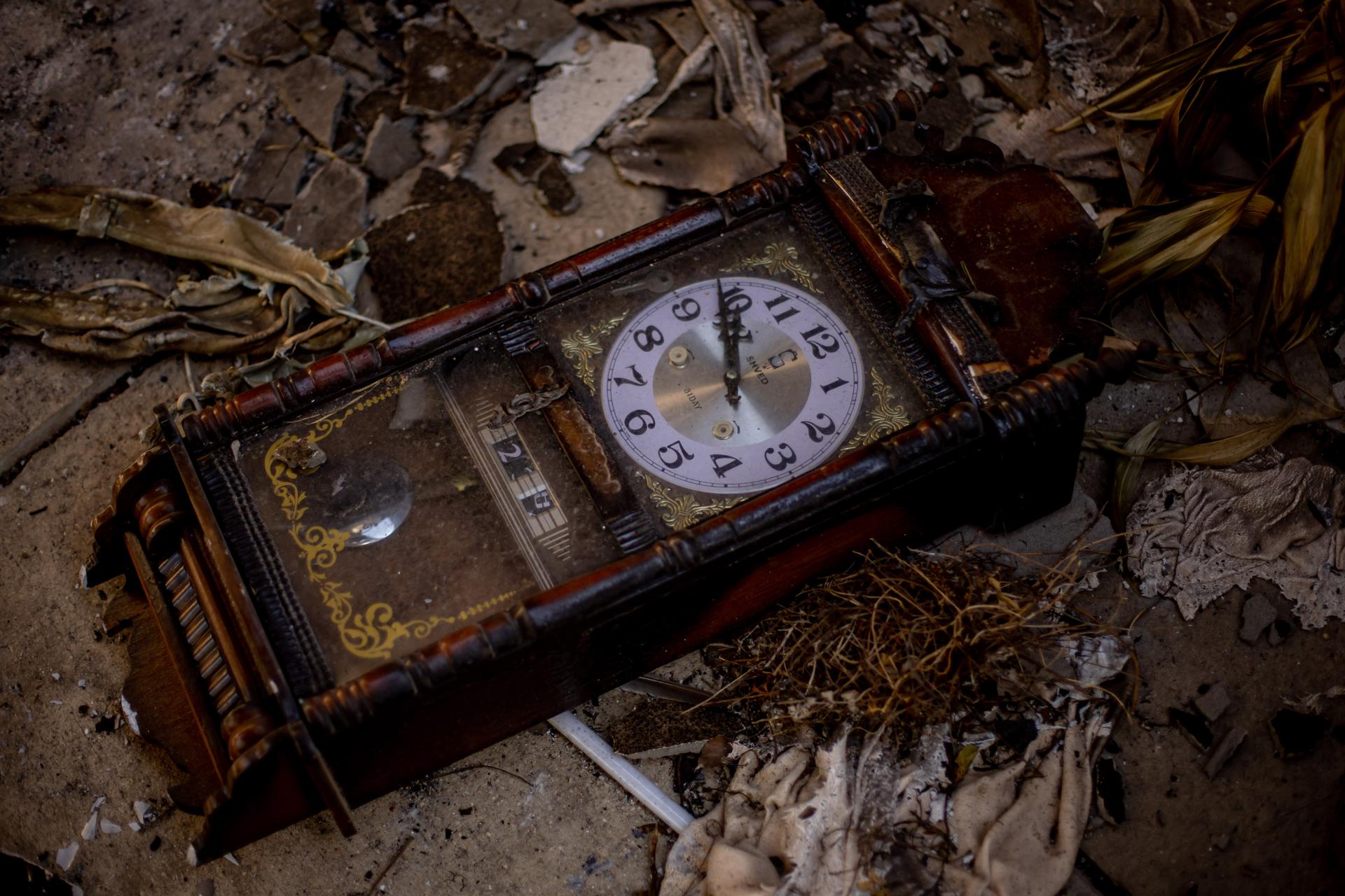 A photograph taken during an Israeli army media tour shows a broken clock inside a damaged house following the Hamas attack on 07 October, in the kibbutz of Nir Oz, near the border with Gaza, Israel, 19 October 2023. EFE-EPA/MARTIN DIVISEK
