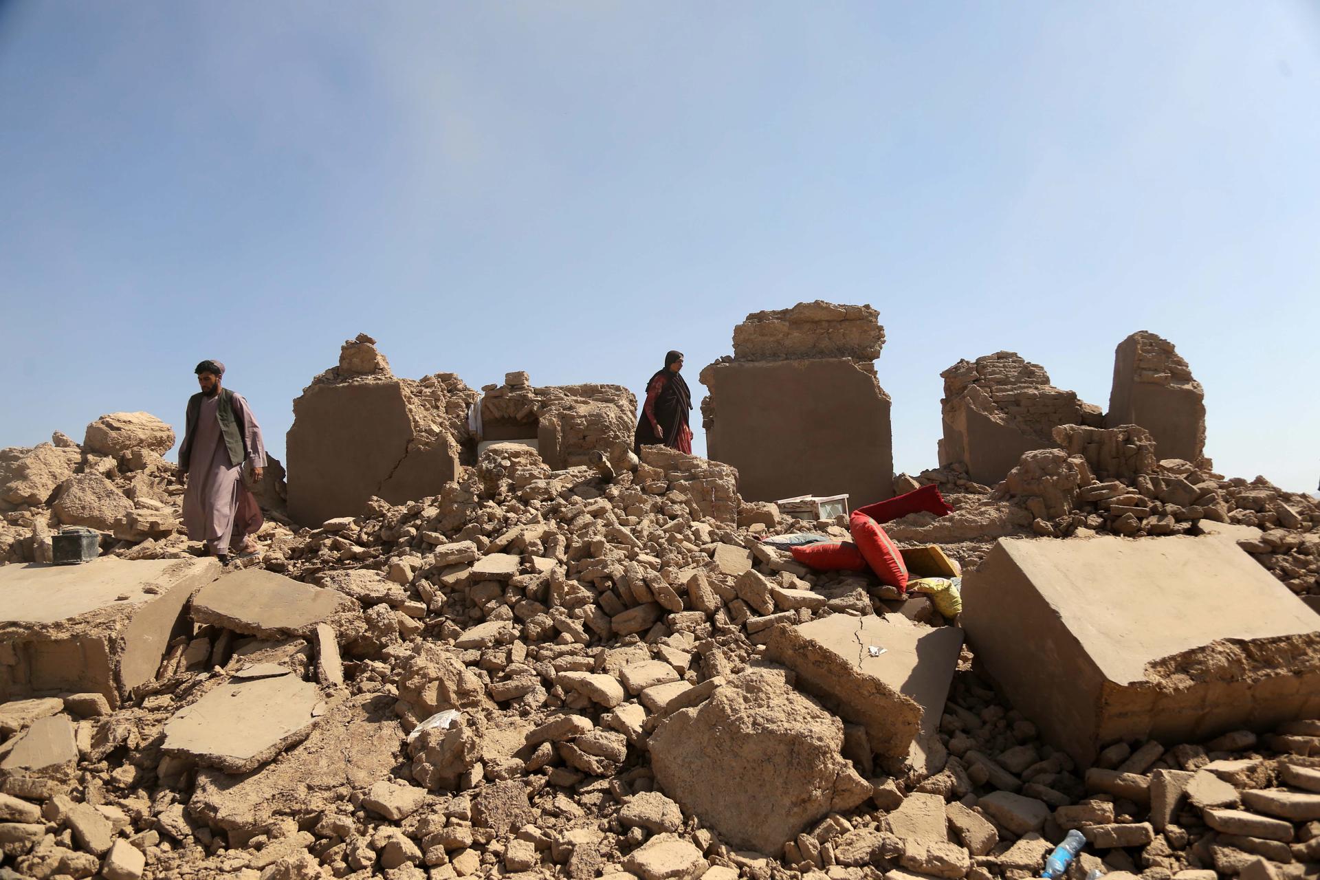 People salvage their belongings amid rubble of their house in earthquake-hit Zinda Jan district of Herat, Afghanistan, 10 October 2023. EFE-EPA/SAMIULLAH POPAL