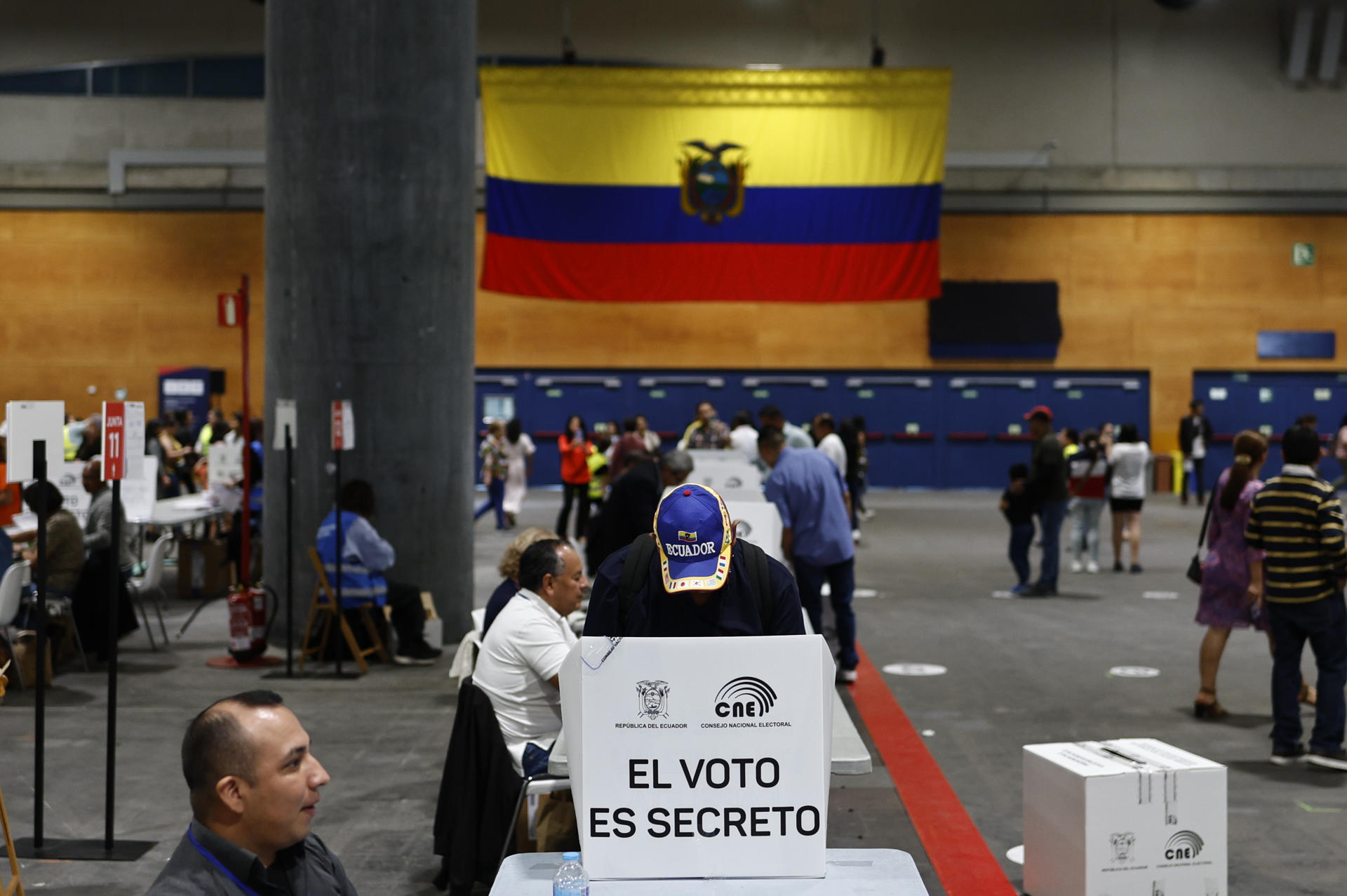 Vista de los ecuatorianos que ejercen con normalidad su derecho al voto en Madrid este domingo. EFE/ Rodrigo Jiménez