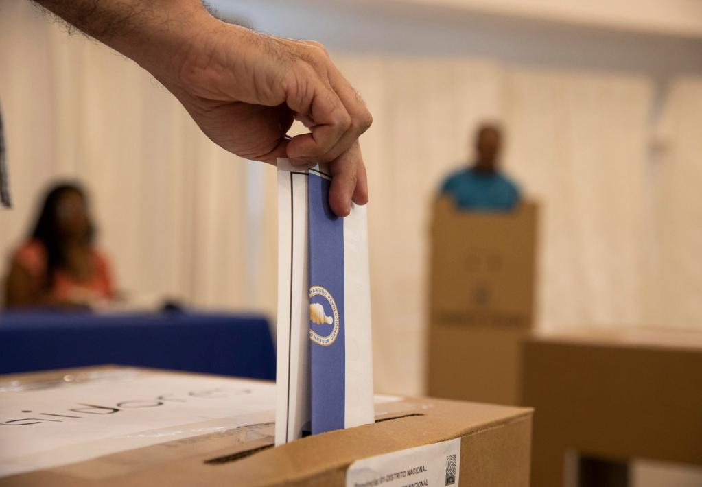 Un elector vota en las elecciones primarias del Partido Revolucionario Moderno (PRM) hoy, en Santo Domingo (República Dominicana). EFE/ Orlando Barría
