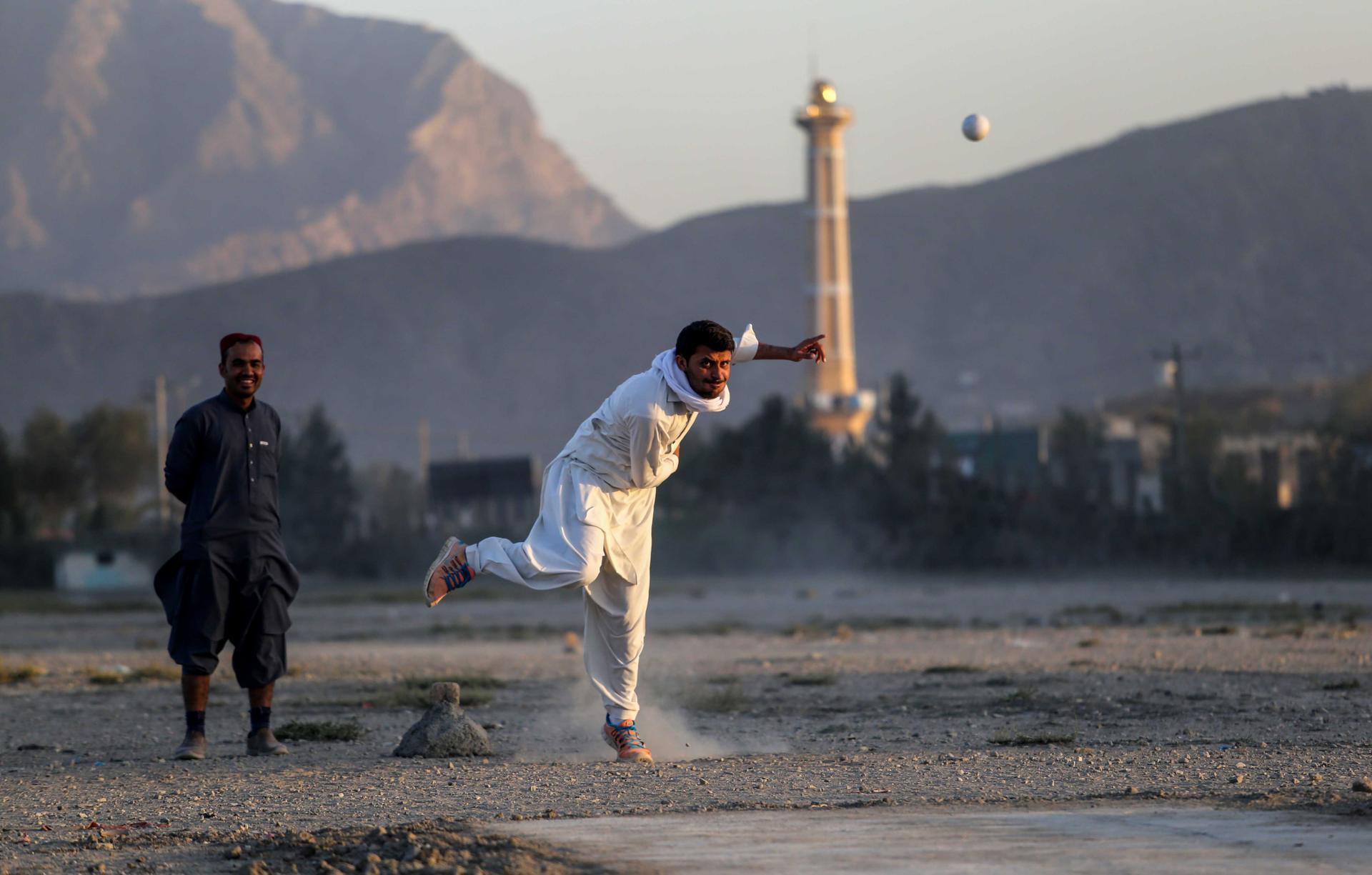 Men play cricket in Kabul, Afghanistan, 16 September 2021. EFE/FILE/Stringer
