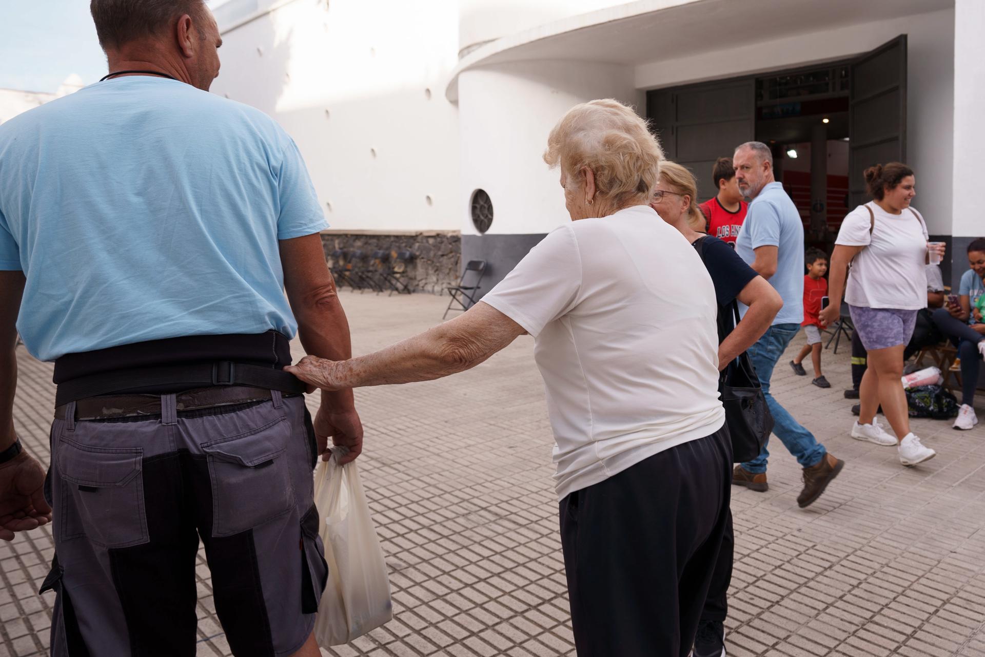 Residents of the municipality of Santa Úrsula (Tenerife) are relocated as a result of the fire declared in the town, 5 October 2023. EFE/Ramón de la Rocha
