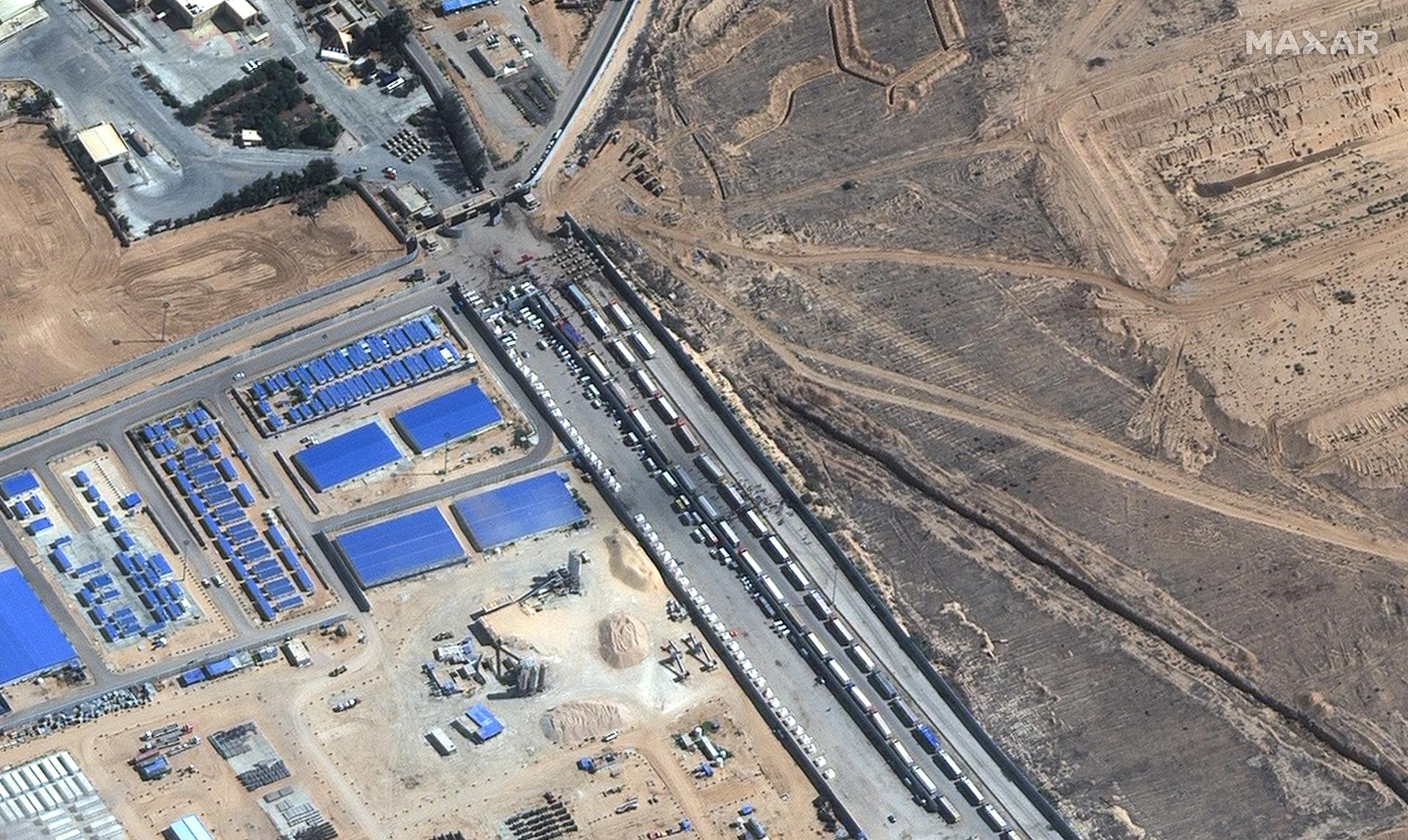 A handout satellite image made available by Maxar Technologies shows aid trucks waiting on the Egyptian side of the Rafah border crossing, between Egypt and the Gaza Strip, 20 October 2023. EFE-EPA/MAXAR TECHNOLOGIES HANDOUT -- MANDATORY CREDIT: SATELLITE IMAGE 2023 MAXAR TECHNOLOGIES -- THE WATERMARK MAY NOT BE REMOVED/CROPPED -- HANDOUT EDITORIAL USE ONLY/NO SALES HANDOUT EDITORIAL USE ONLY/NO SALES
