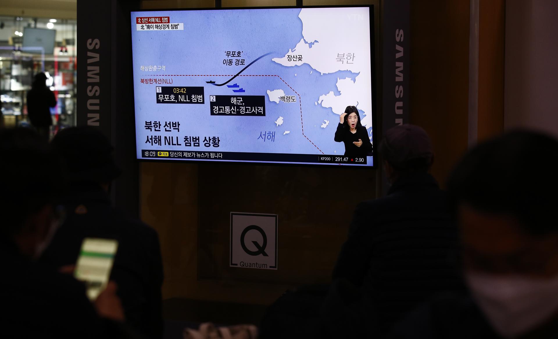 People watch the news at a station in Seoul, South Korea, 24 October 2022 after South Korea's military fired warning shots at a North Korean ship saying the vessel crossed the Northern Limit Line (NLL). EFE-EPA FILE/JEON HEON-KYUN
