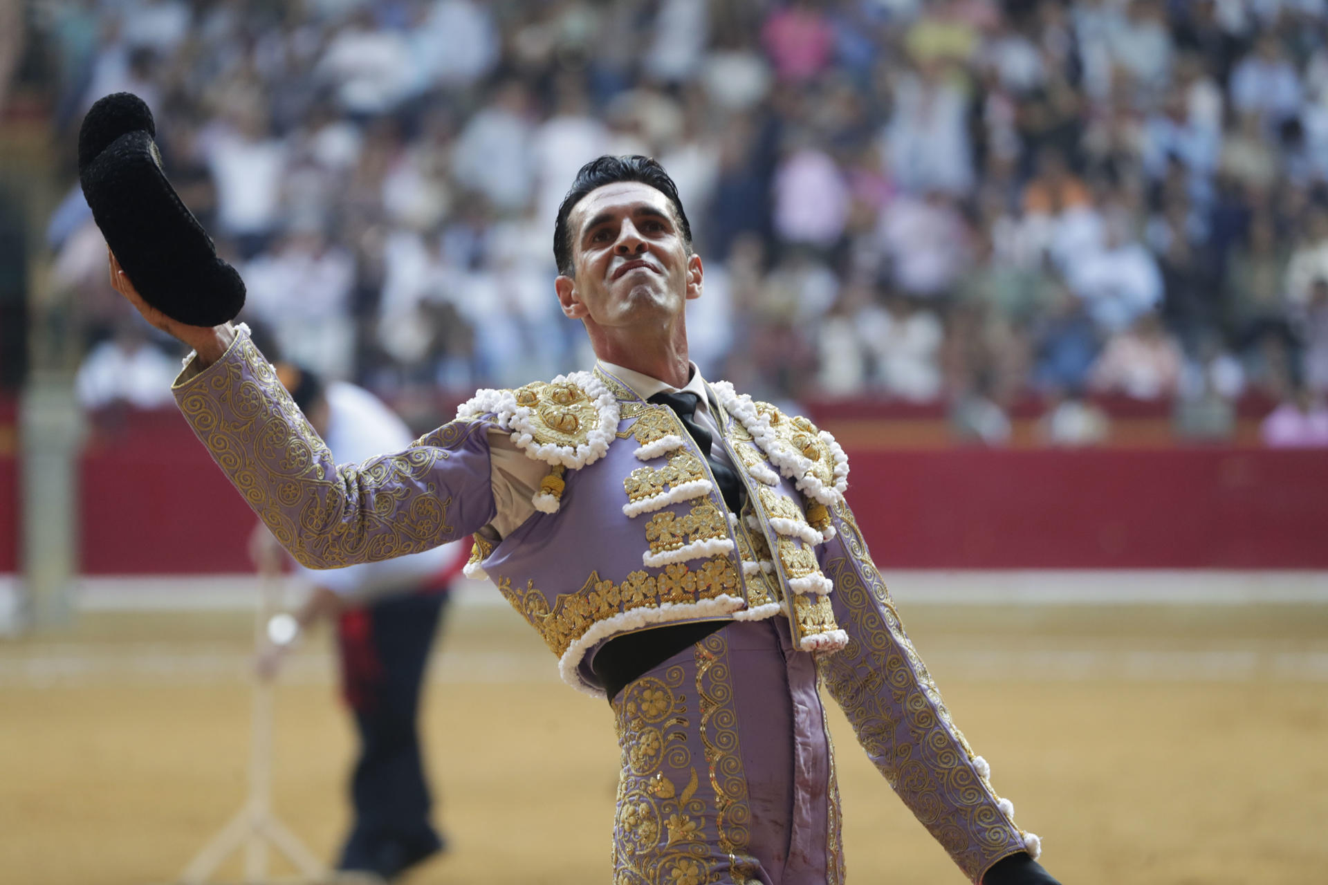 El diestro Alejandro Talavante durante el festejo taurino de la Feria del Pilar, este sábado en la plaza de toros de la Misericordia, en Zaragoza. EFE/ Javier Cebollada