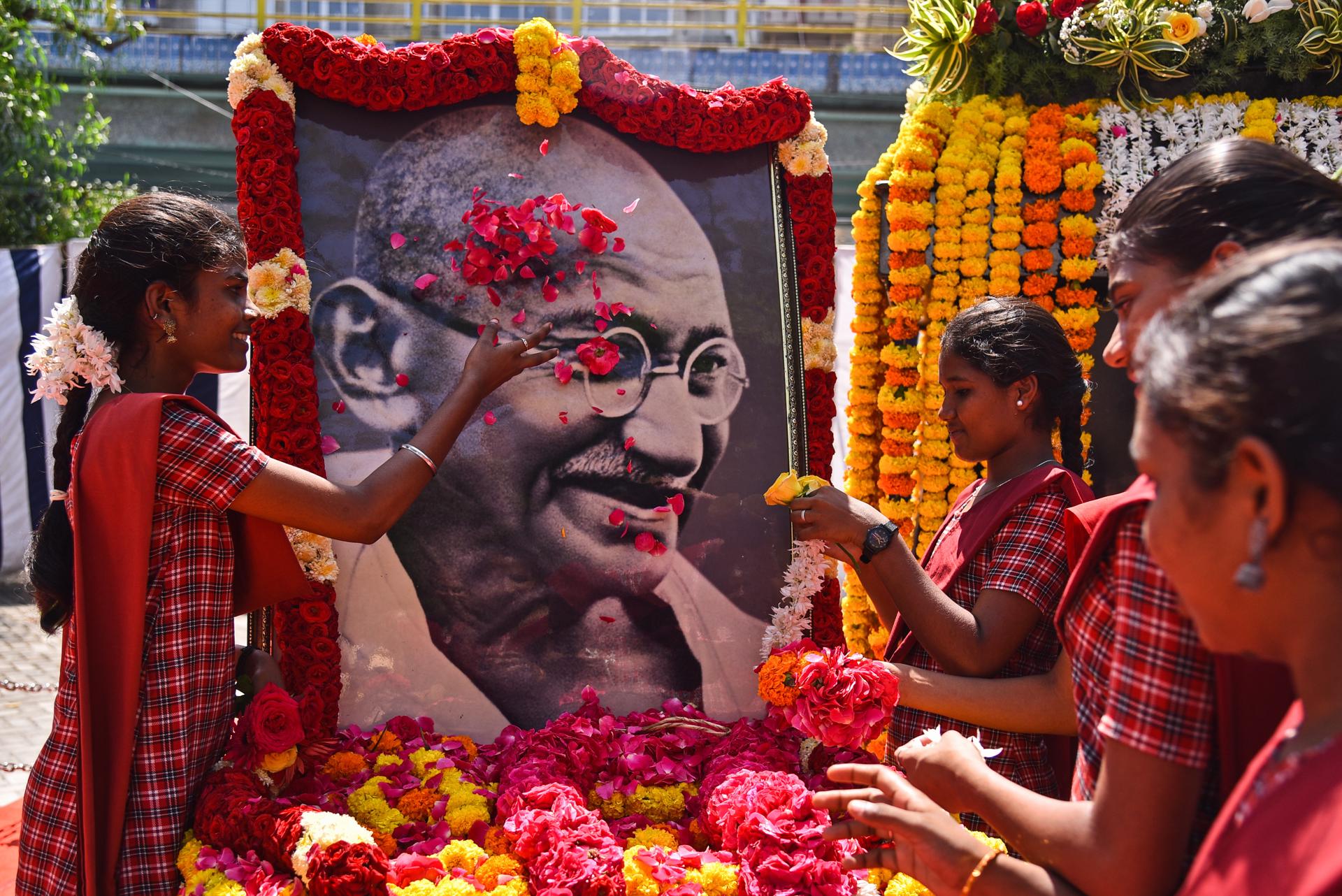 Chennai (India), 02/10/2023.- School students pay a floral tribute to a portrait of Mohandas Karamchand Gandhi to mark his 154th birth anniversary on the occasion of Gandhi Jayanti, at Egmore Museum, in Chennai, India, 02 October 2023. Gandhi Jayanti is celebrated annually across India on 02 October, to mark the birthday of Mohandas Karamchand Gandhi. This year marks the 154th birth anniversary of Mahatma Gandhi, also known as the father of the Indian nation. EFE/EPA/IDREES MOHAMMED coverage code 28943