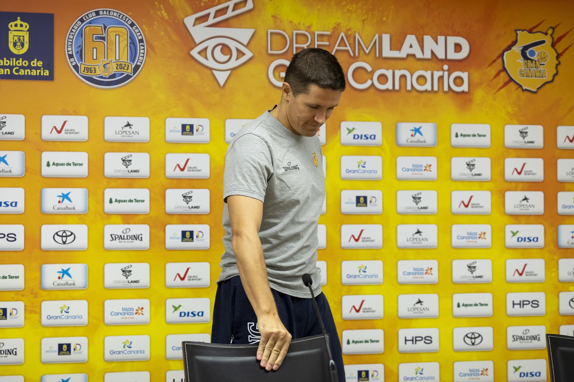 El entrenador del Dreamland Gran Canaria, Jaka Lakovic, durante una rueda de prensa. EFE/Quique Curbelo