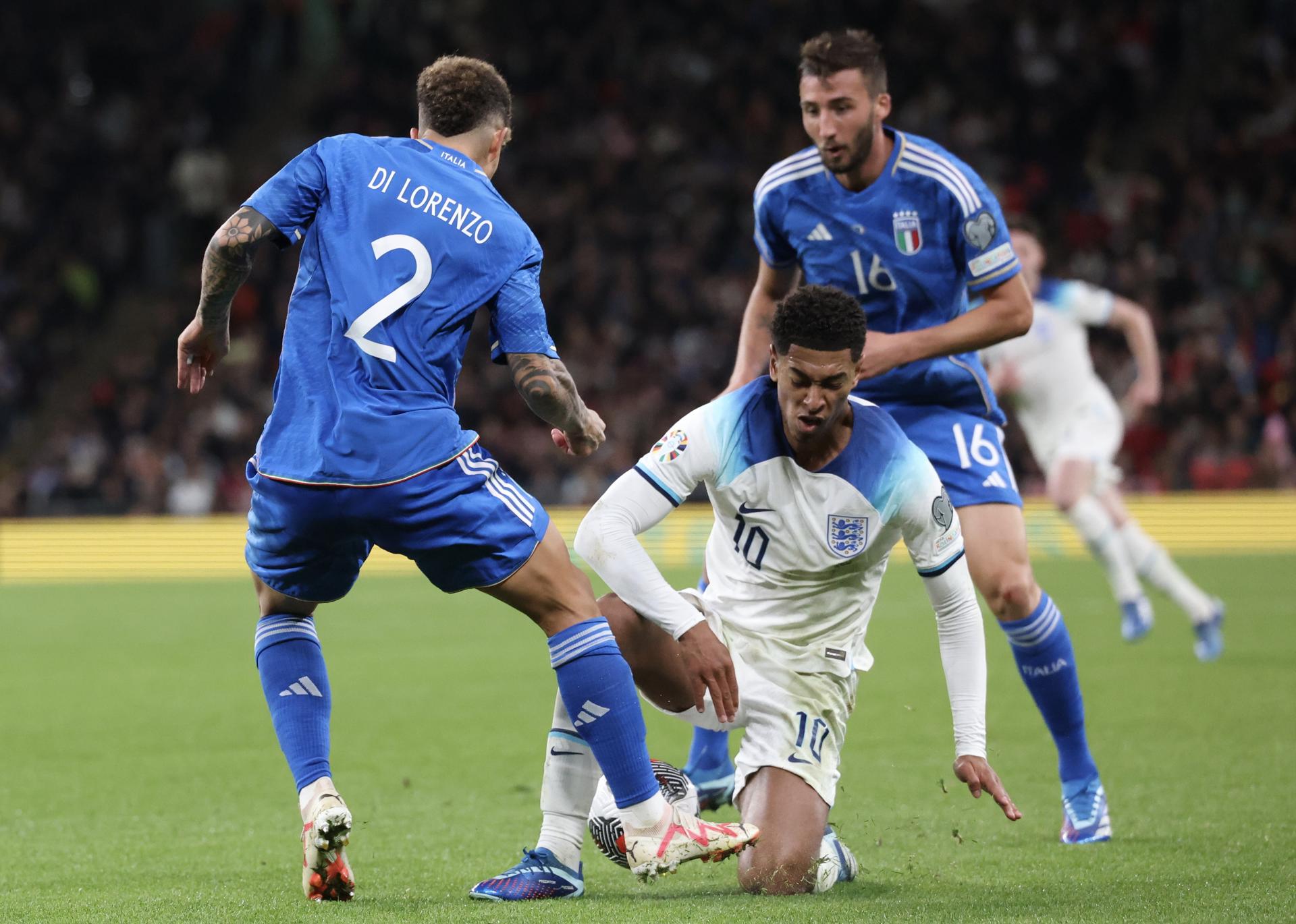 Jude Bellingham (C) of England in action against Giovanni Di Lorenzo of Italy during the UEFA EURO 2024 group C qualification round match between England and Italy in London, Britain, 17 October 2023. EFE-EPA/NEIL HALL
