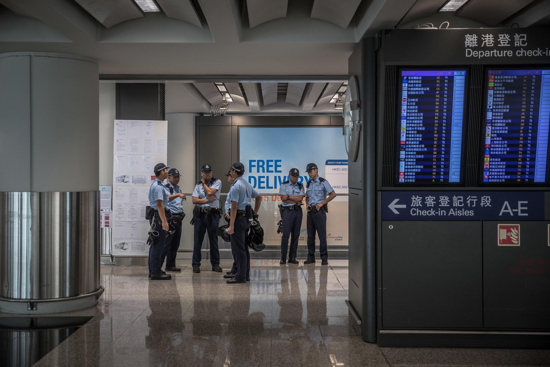 Police stand guard at Hong Kong International Airport in Hong Kong, China, 24 August 2019. EFE-EPA FILE/ROMAN PILIPEY